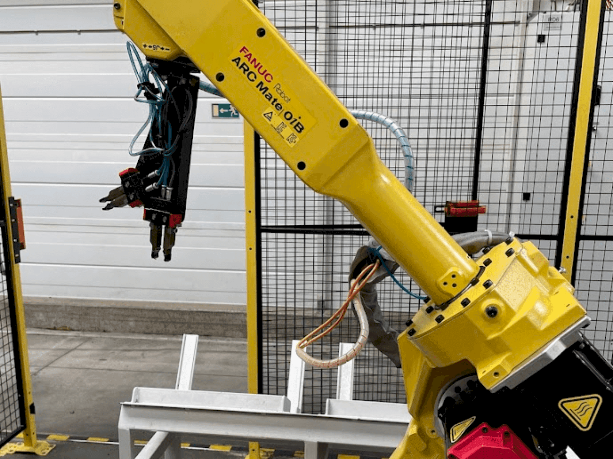 Makine FANUC ARC Mate OiB - Önden görünüm