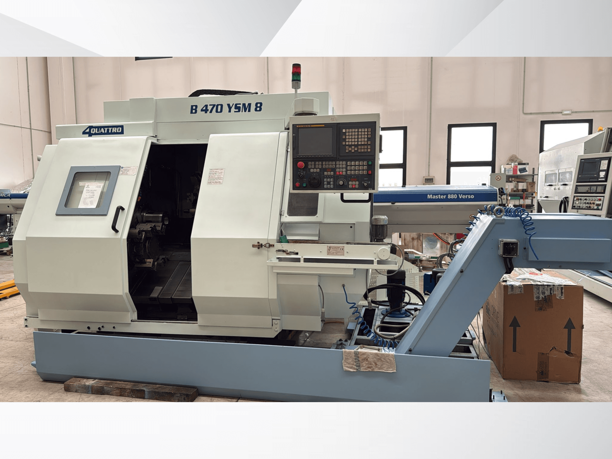 Biglia B470 YSM torna değirmen merkezi, kontrol panelini, açık kapağı ve içinde aletler bulunan çalışma alanını gösteren önden görünüm.