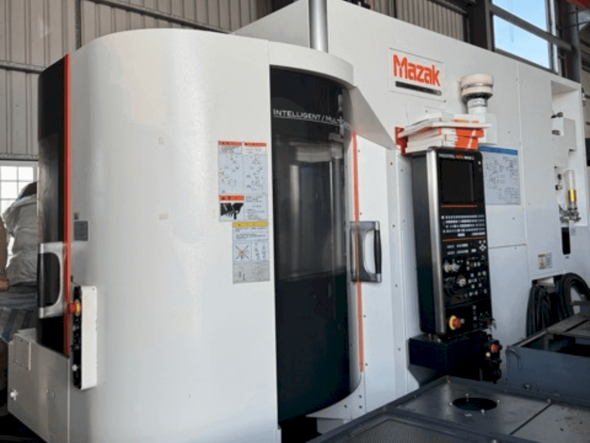 Makine Mazak VARIAXIS J-500 - Önden görünüm
