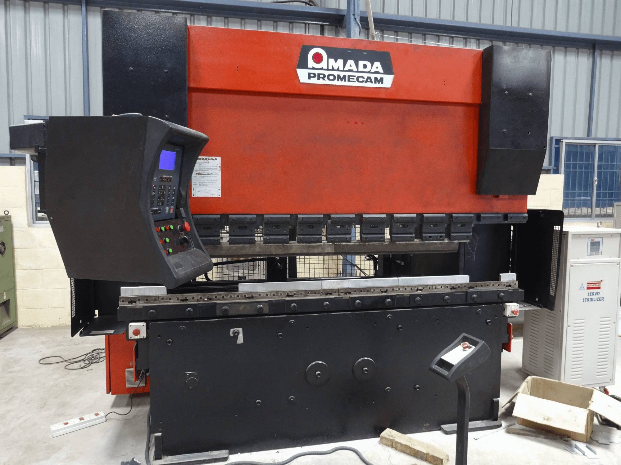 Makine AMADA - Önden görünüm HFBO Promecam