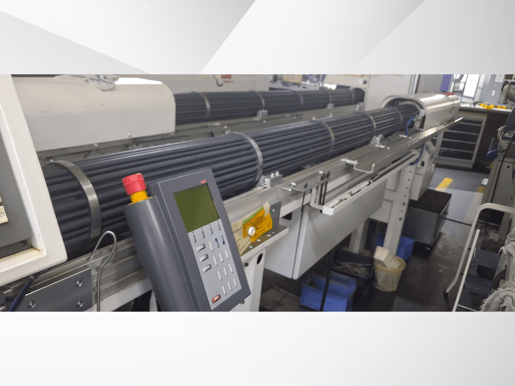 İsviçre Tipi Torna Makinesi TORNOS DECO 10a önden görünümde, hassas işleme için bir kontrol paneli ve döner namlulara sahiptir.