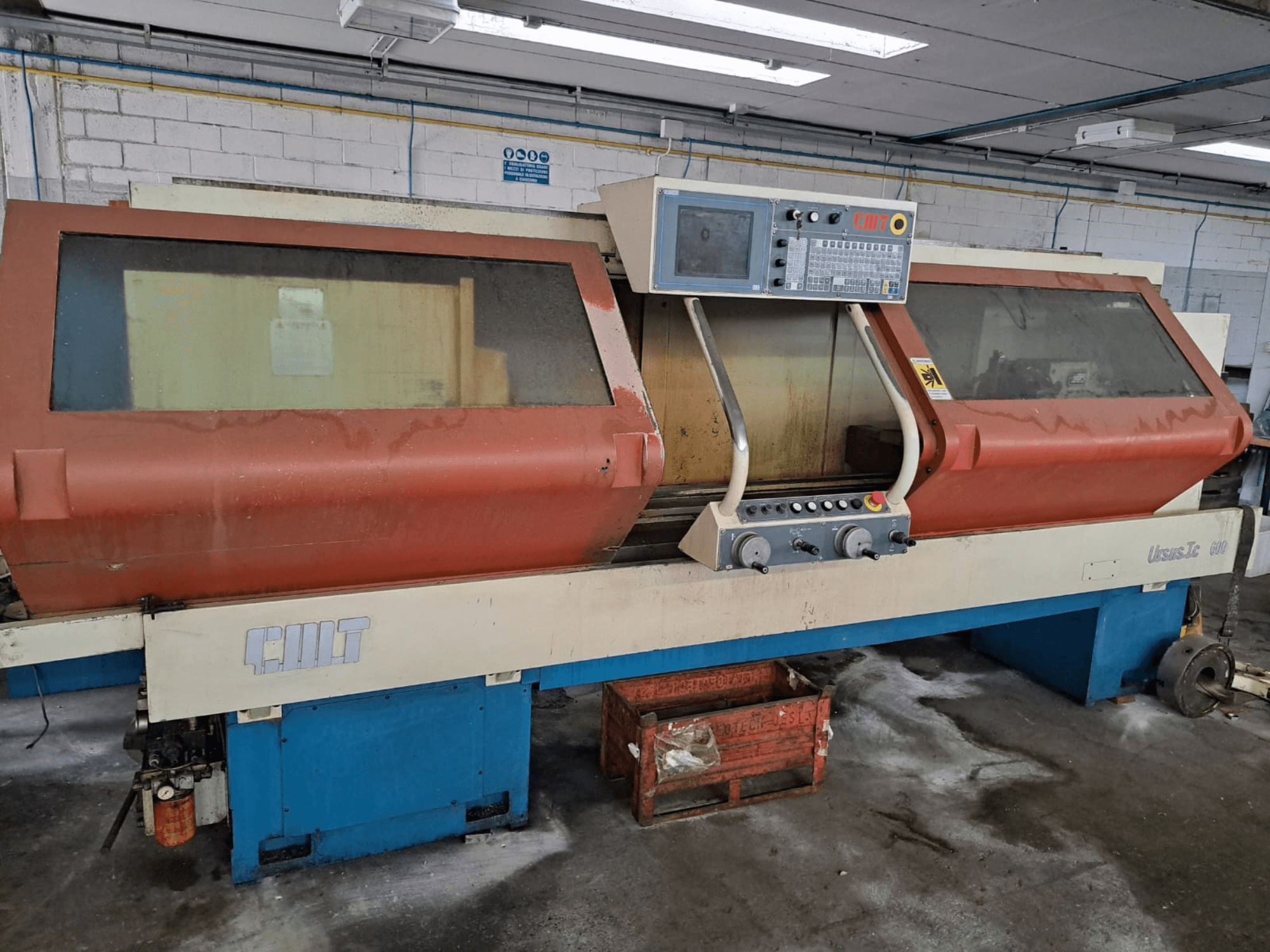 URSUS TC yatay tornalama makinesi, önden görünüm, kırmızı gövde, kontrol paneli ve görünür takım tutucu.