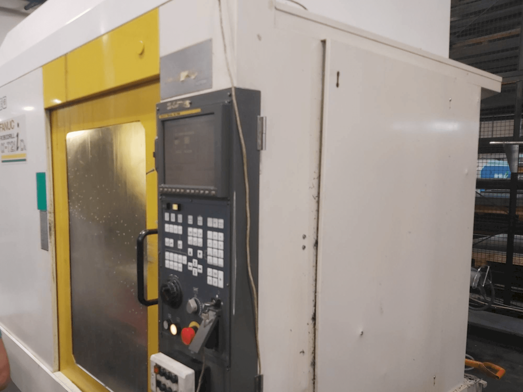 Makine FANUC Robodrill Alpha T21D - Önden görünüm