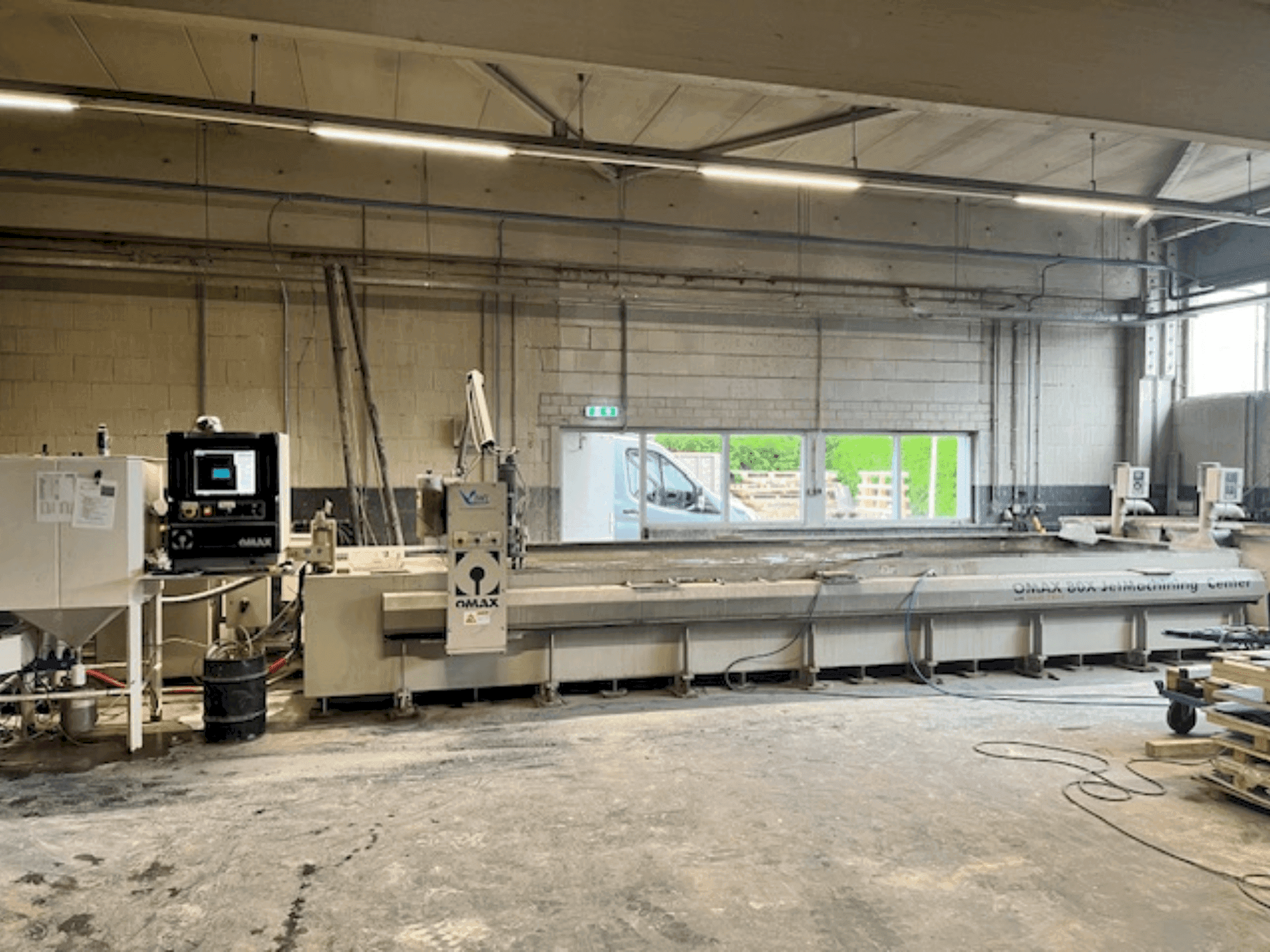 Makine OMAX 80X - Önden görünüm