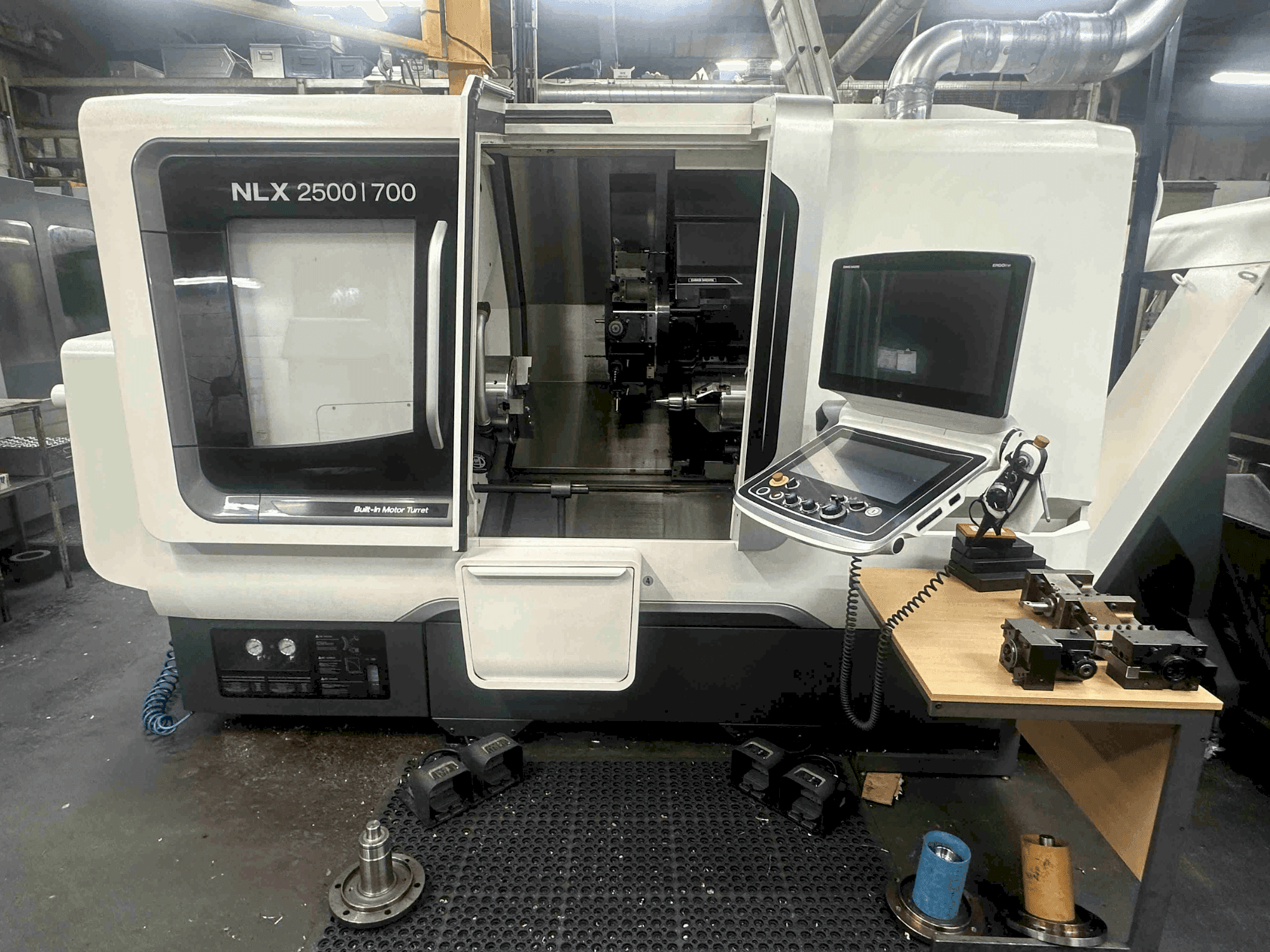 Makine DMG MORI NLX2500SY/700 - Önden görünüm