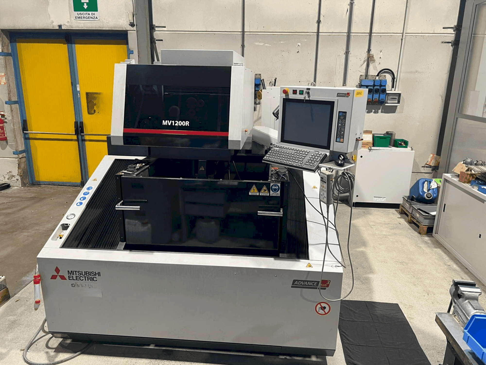 Makine Mitsubishi MV1200R - Önden görünüm