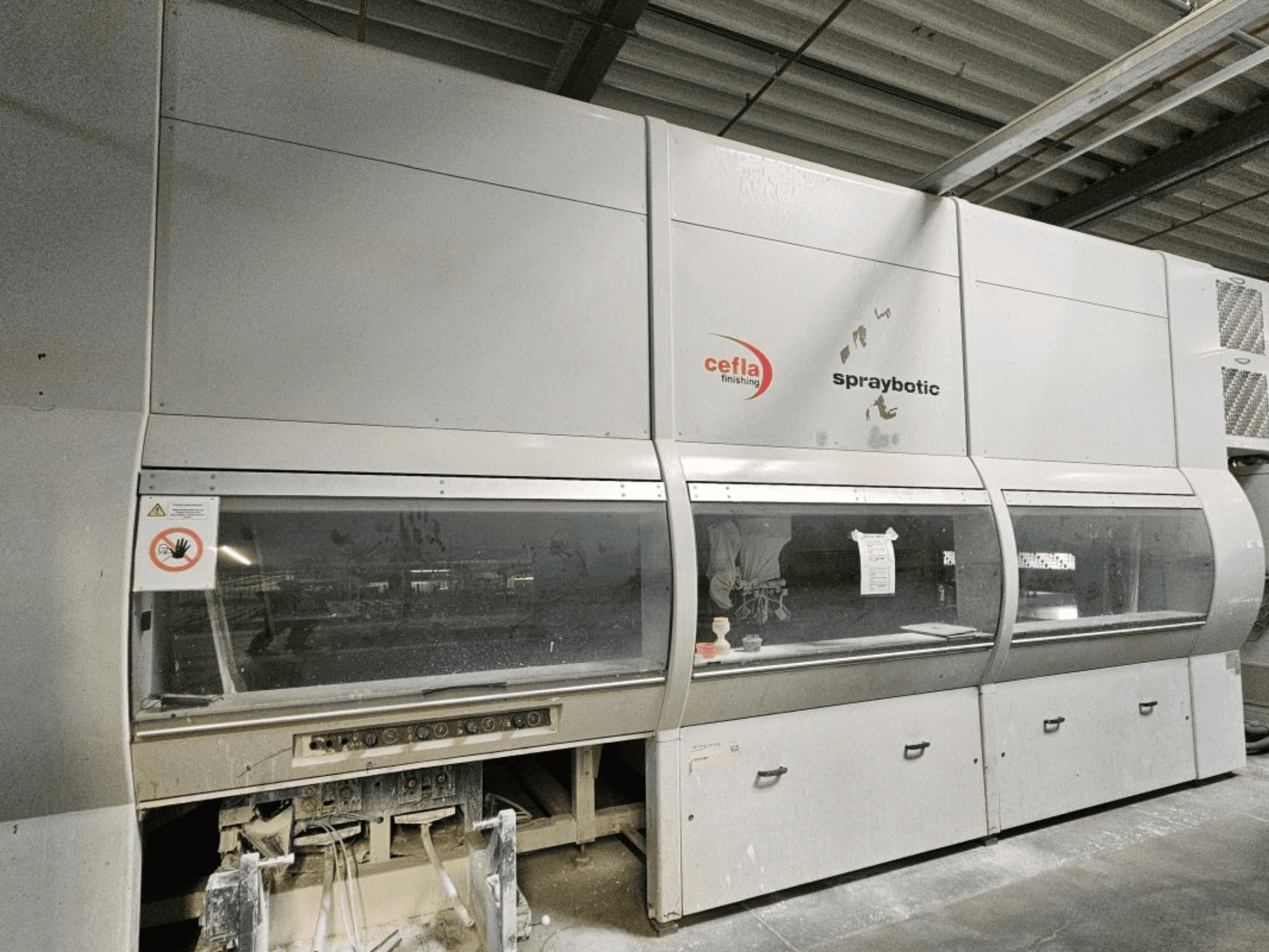 Ahşap için Cefla Spraybotic MD üretim hattı, önden görünüm, kontrol paneli ve şeffaf ekran pencereleri.
