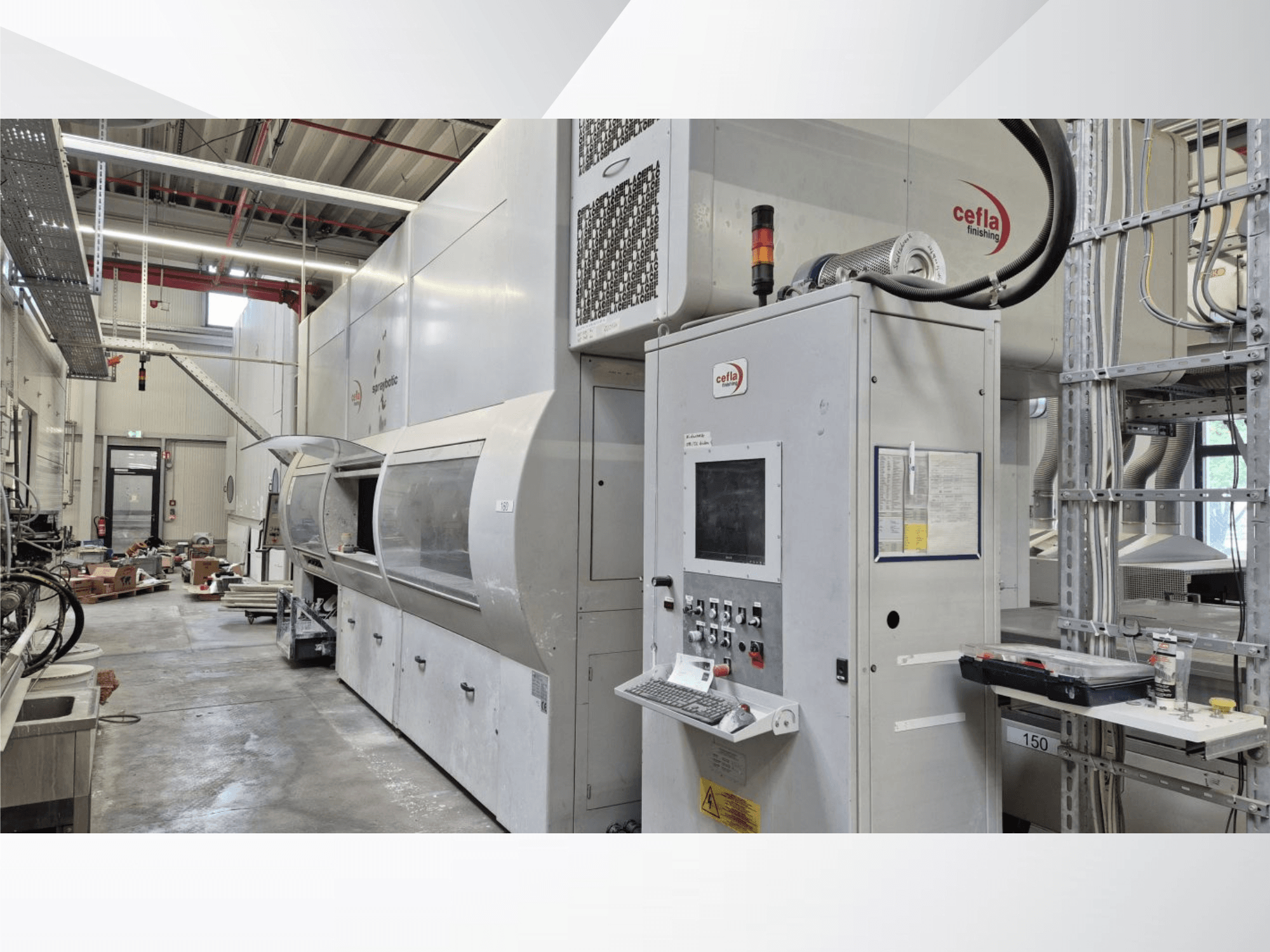 Bir atölyede bulunan Cefla Spraybotic MD üretim hattı; kontrol paneli ve şeffaf kapaklı püskürtme haznesini gösteren önden görünüm.