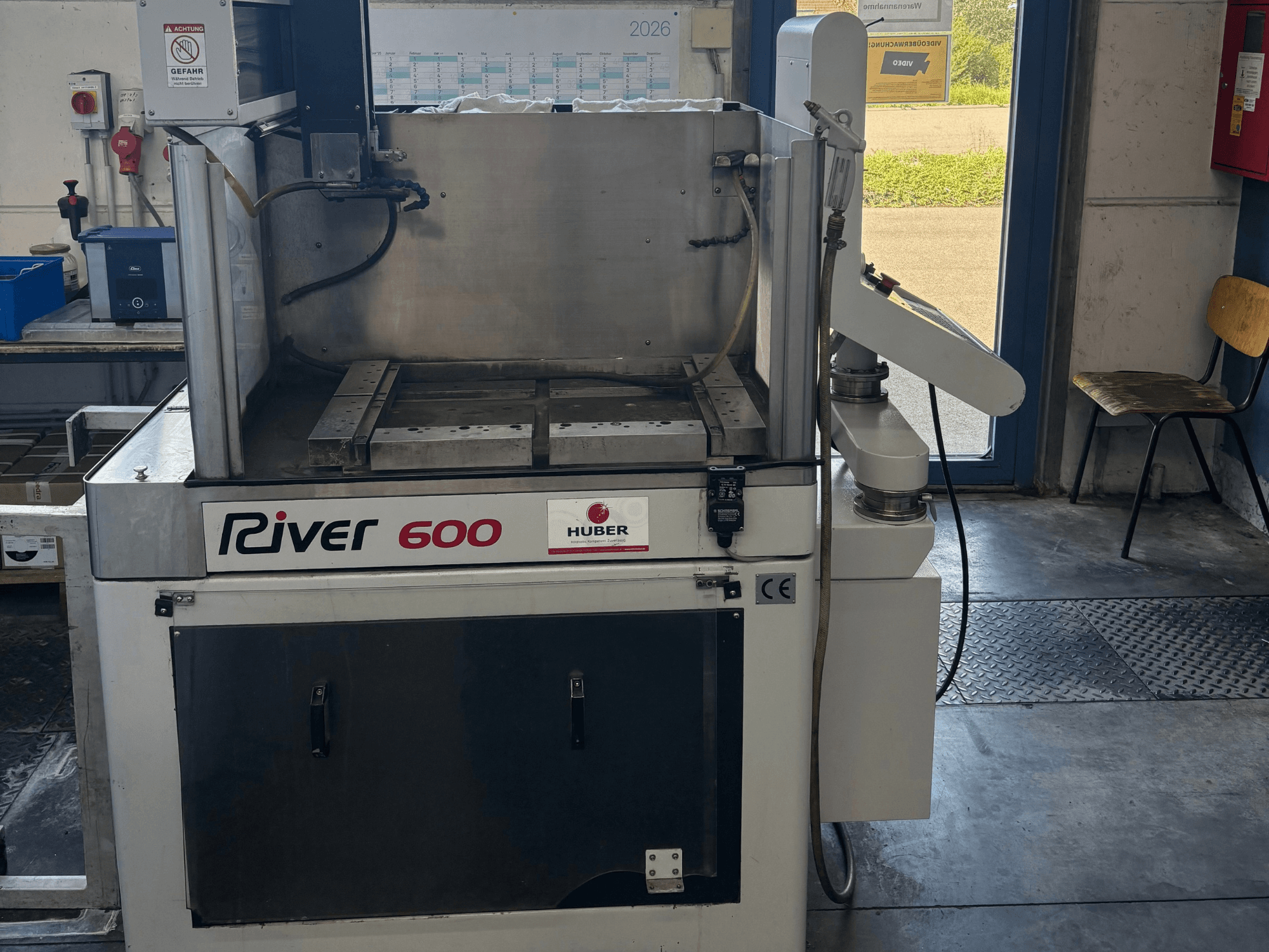 HUBER River 600 CNC dalma elektro-aşındırma (EDM) makinesi, önden görünüm; kısmen açık iş odası ve kontrol paneli görülmektedir.