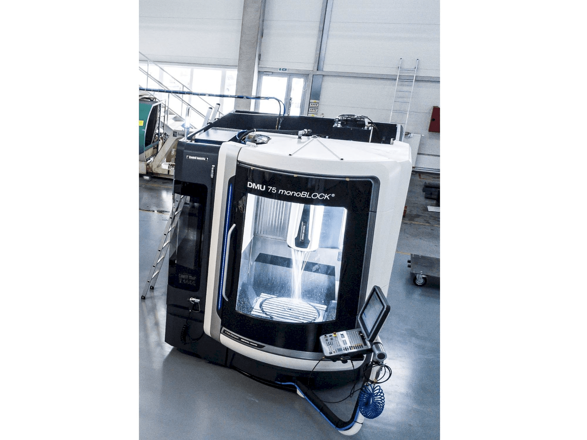Makine DMG MORI DMU 75 monoBLOCK - Önden görünüm