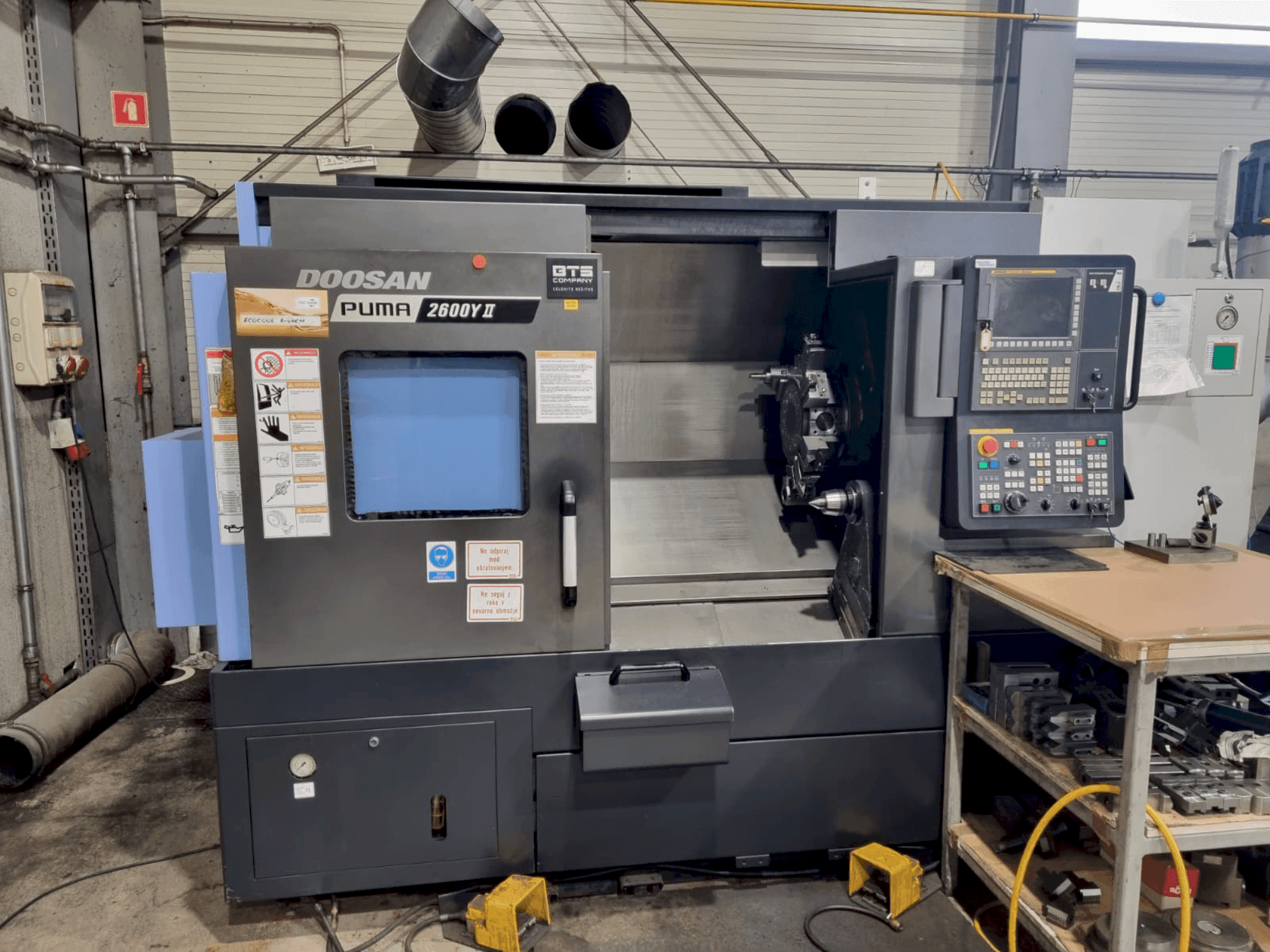 Makine DOOSAN Puma 2600Y II - Önden görünüm