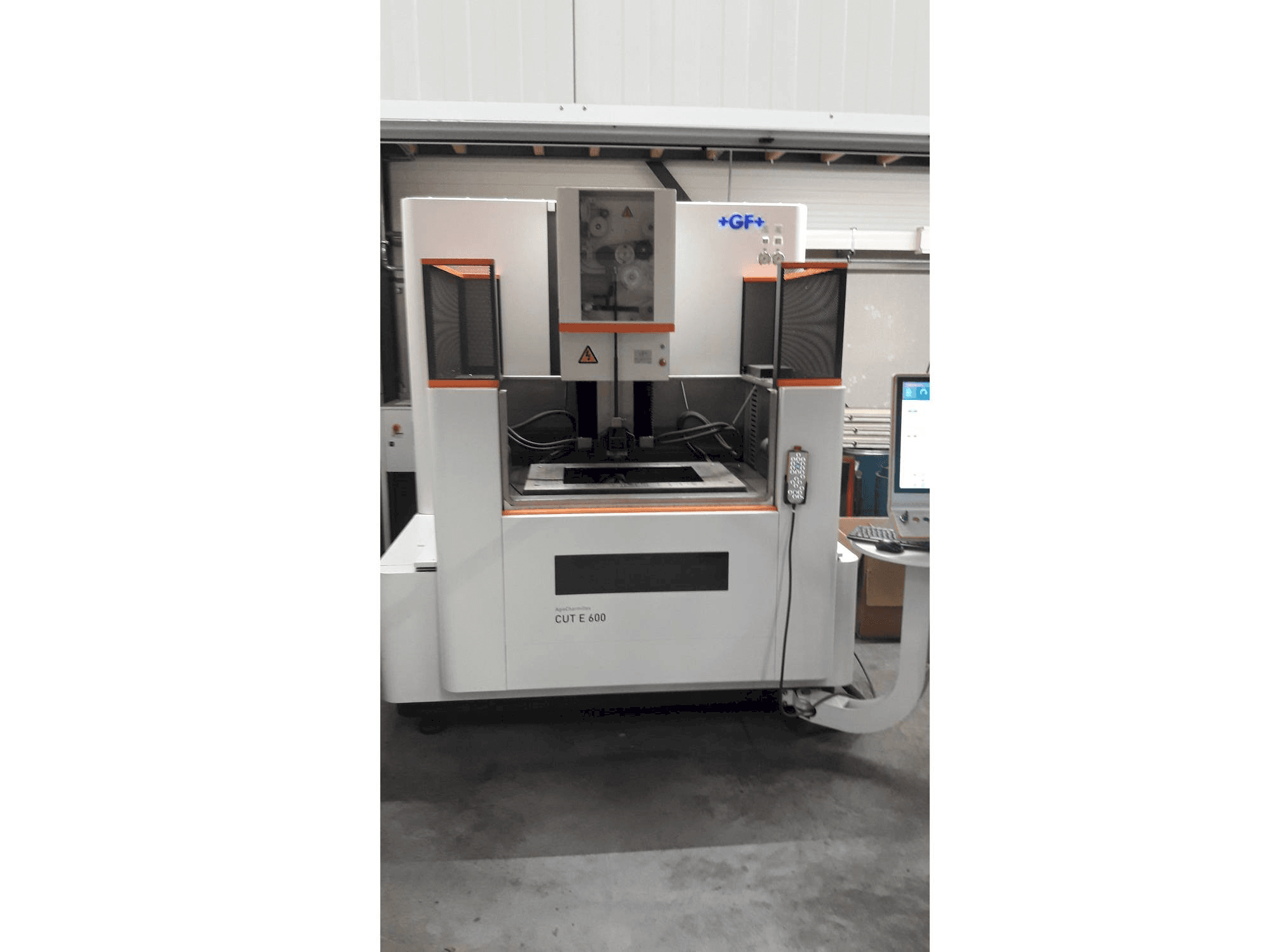 Makine GF AgieCharmilles EDM CUT E 600 - Önden görünüm