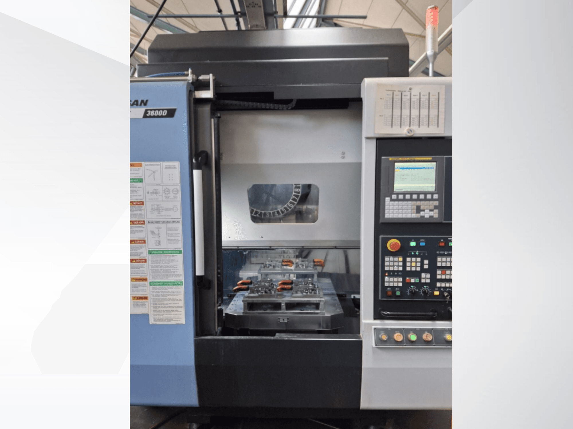 DOOSAN T 3600 D dikey tornalama makinesinin önden görünümü, kontrol paneli ve takımların bulunduğu çalışma alanı.