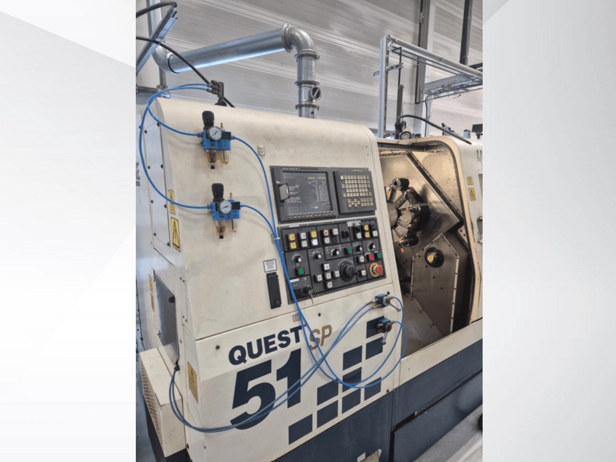 Questcp 51 CNC makinesi önden görünüm, düğmeli ve ekranlı kontrol paneli, pnömatik kontroller, endüstriyel tasarım.