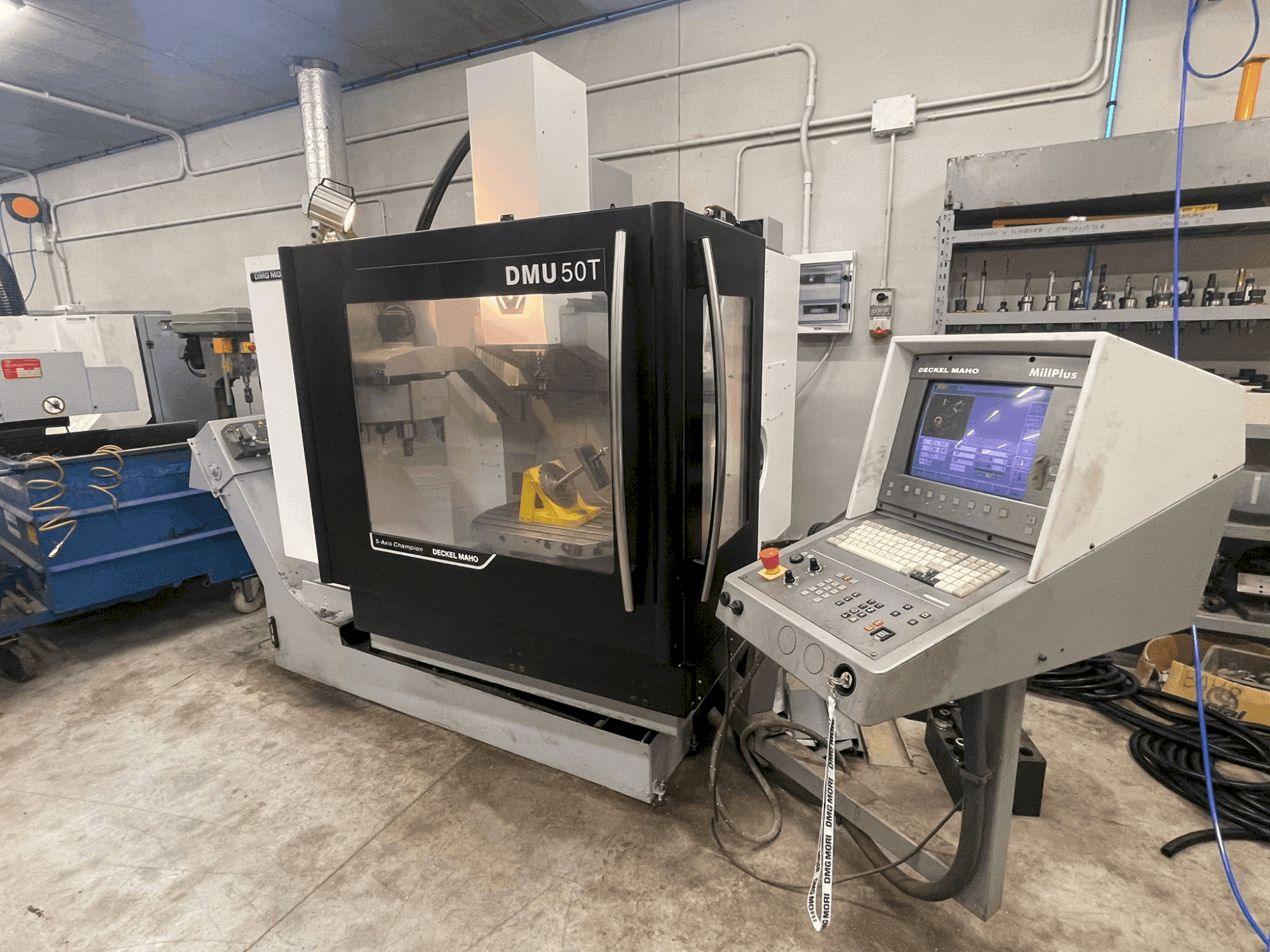 Makine DECKEL MAHO DMU 50 T - Önden görünüm
