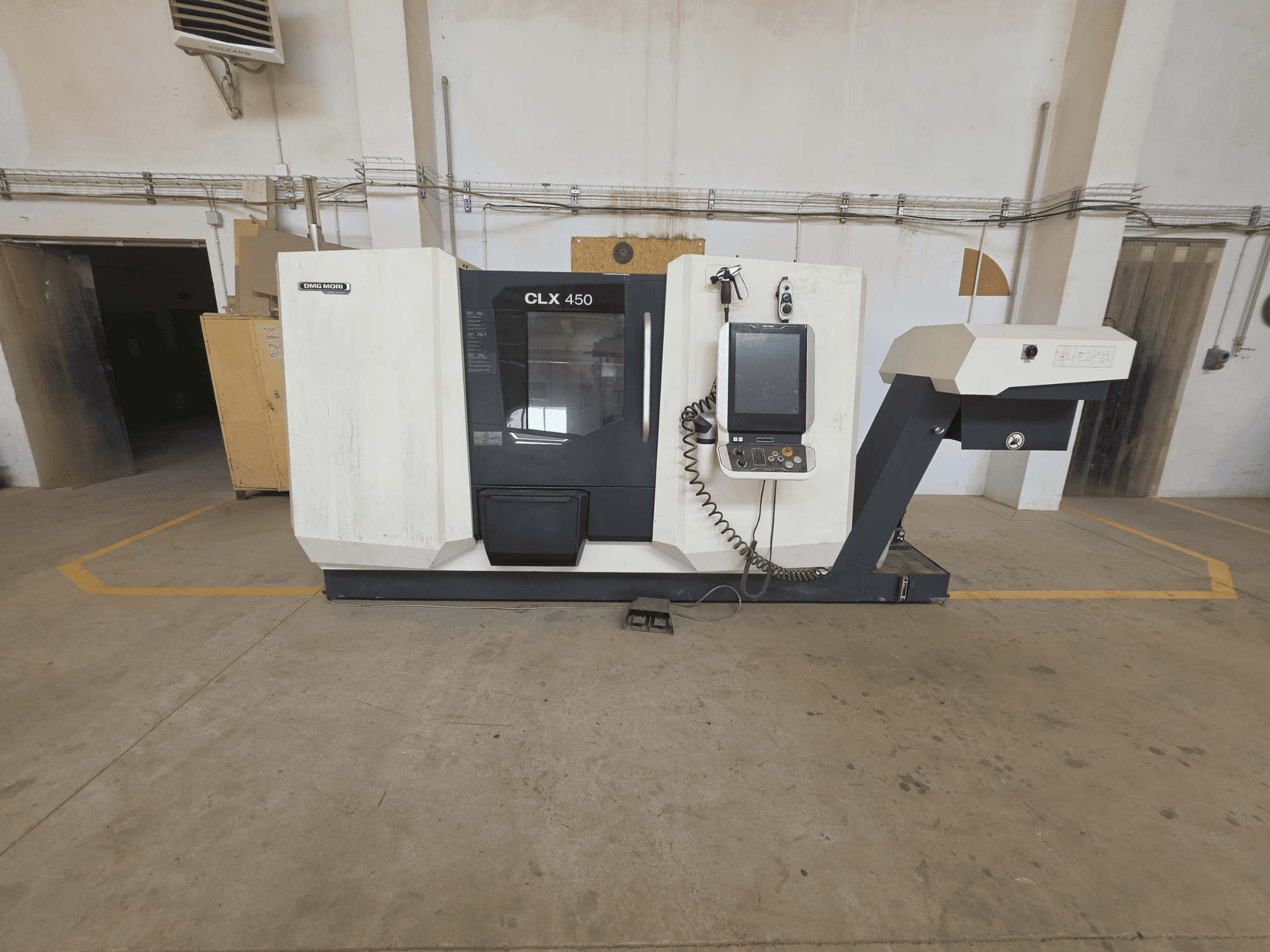 DMG MORI CLX 450 V4 torna makinesinin yatay görünümü, kontrol paneli, iş mili alanı ve temiz endüstriyel ortam.
