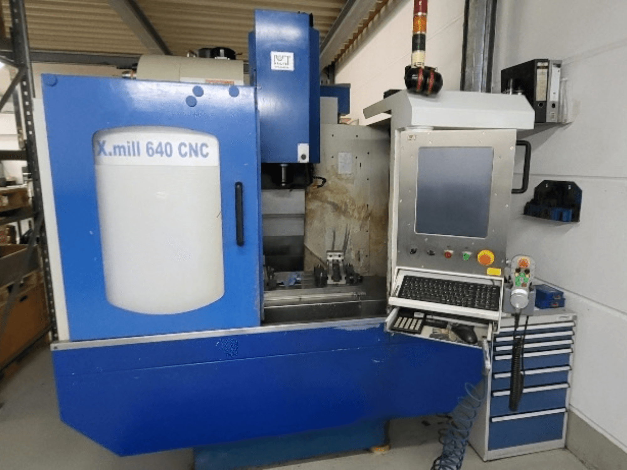 Mavi KNUTH X-mill 640 CNC dikey işleme merkezi; kontrol paneli ve klavye görülebilen önden görünüm.