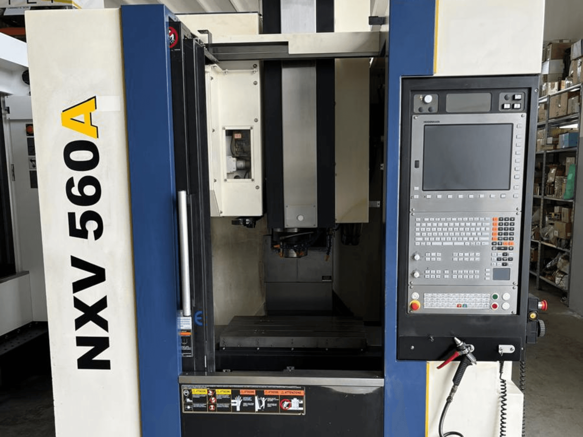 NXV 560A CNC makinesi önden bakıldığında, düğmeli bir kontrol paneli ve dijital bir ekrana sahiptir.