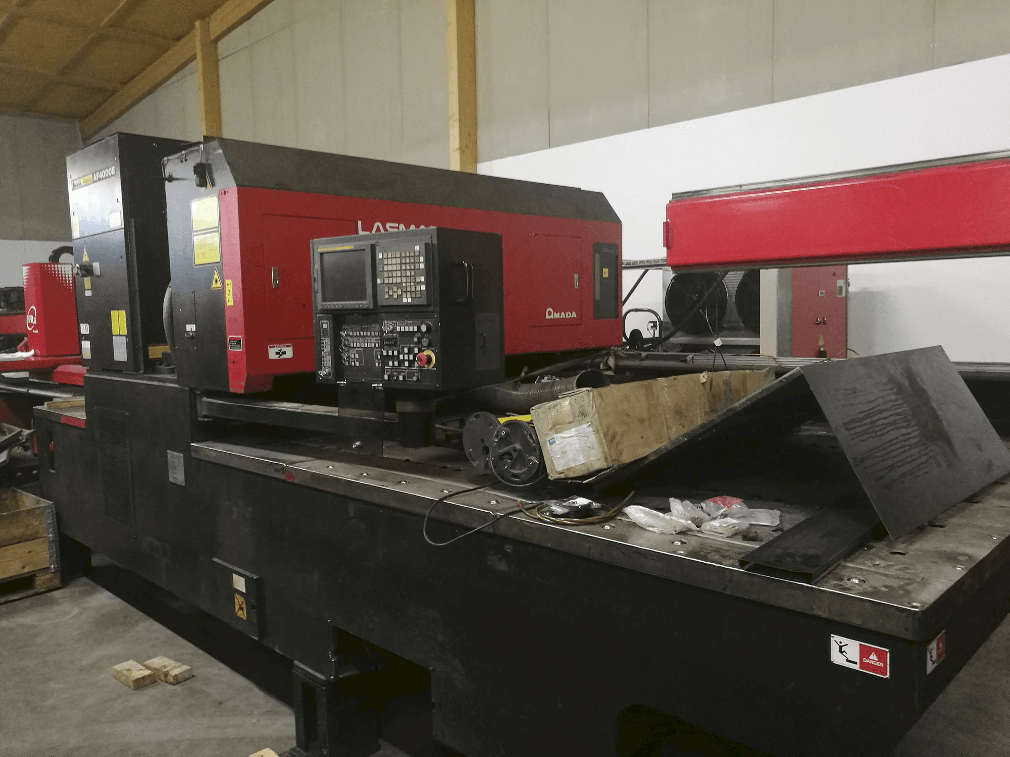 Makine AMADA - Sağdan görünüm LC 2415 α3