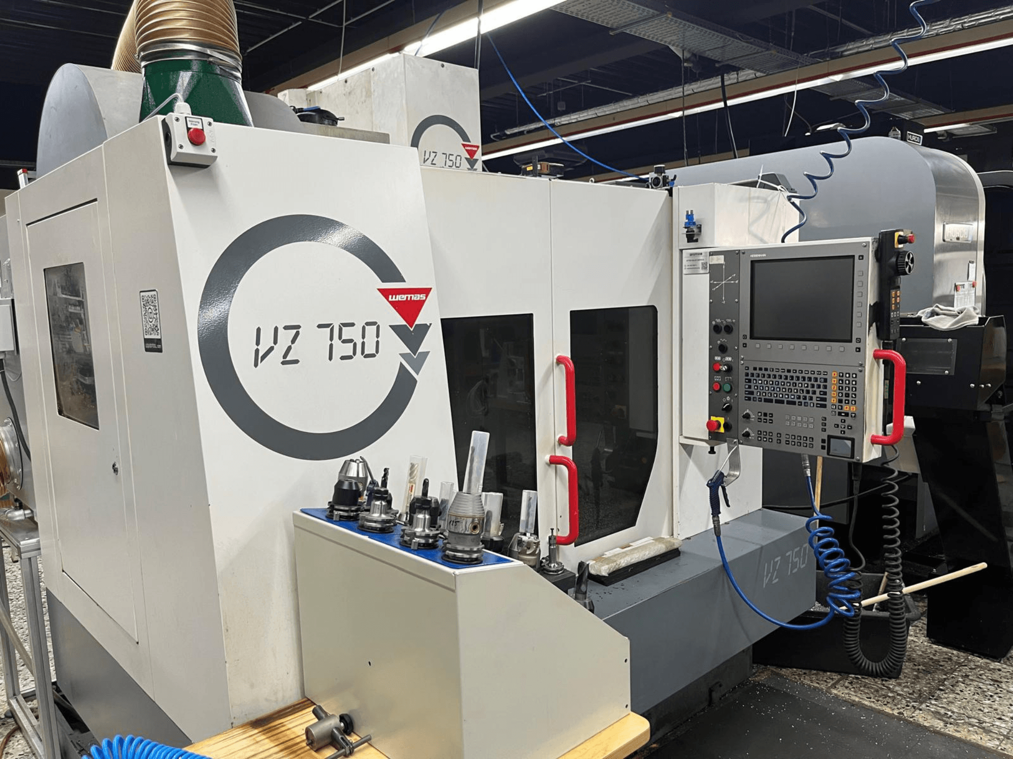 WEMAS VZ 750 Dik İşleme Merkezi, önden görünüm, kontrol panelini, takım tutucuları ve makine tasarım detaylarını gösterir.