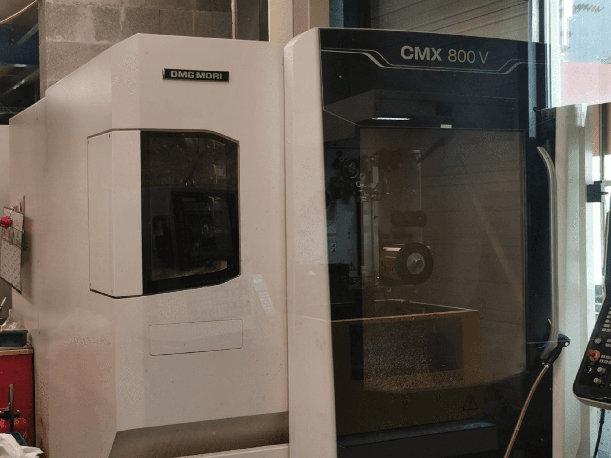DMG Mori Seiki CMX 800 V dikey işleme merkezi; kontrol paneli ve üzerinde takımların görüldüğü işleme alanını gösteren önden görünüm.