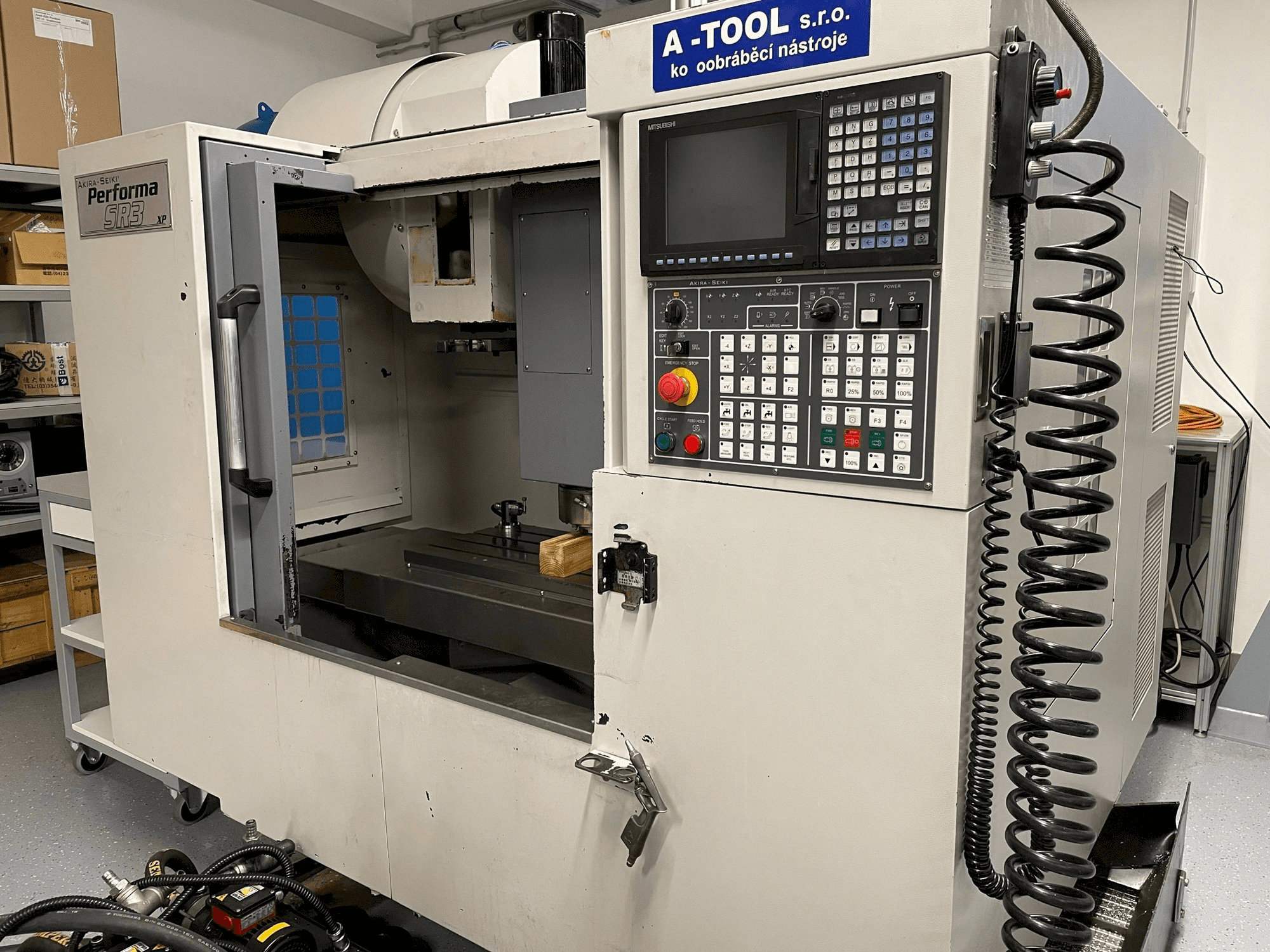 Makine Akira Seiki SR3XP - Önden görünüm