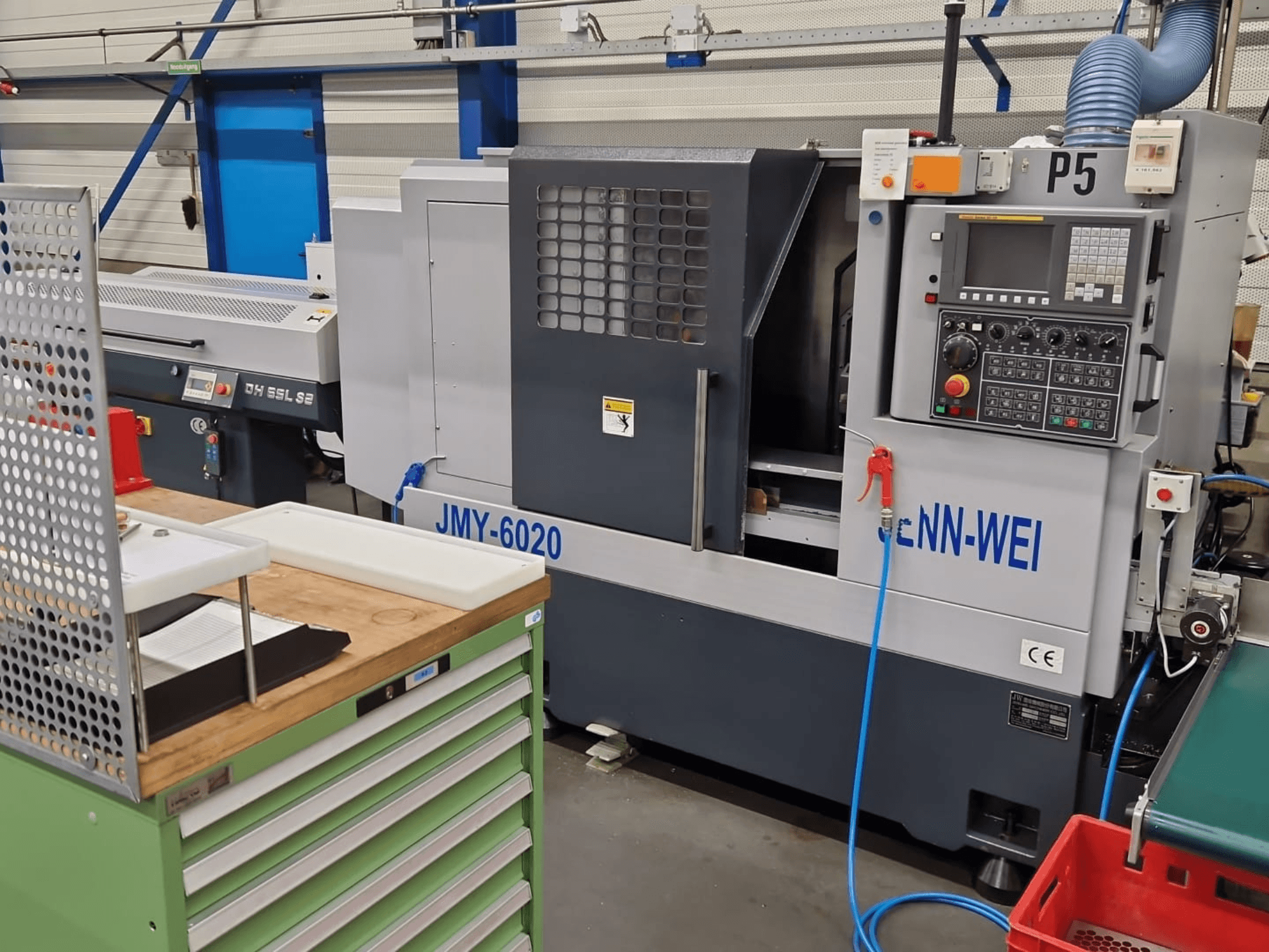 CNC torna makinesi, cNN-WEI tarafından üretilen JMY-6020 modeli, önden görünüm. Kontrol paneli, acil durdurma ve soğutma sıvısı hattı.