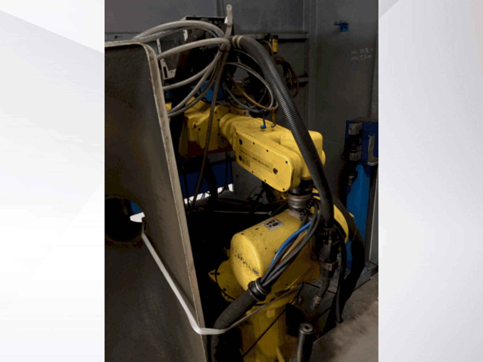 Makine FANUC ARC Mate 100i - Önden görünüm