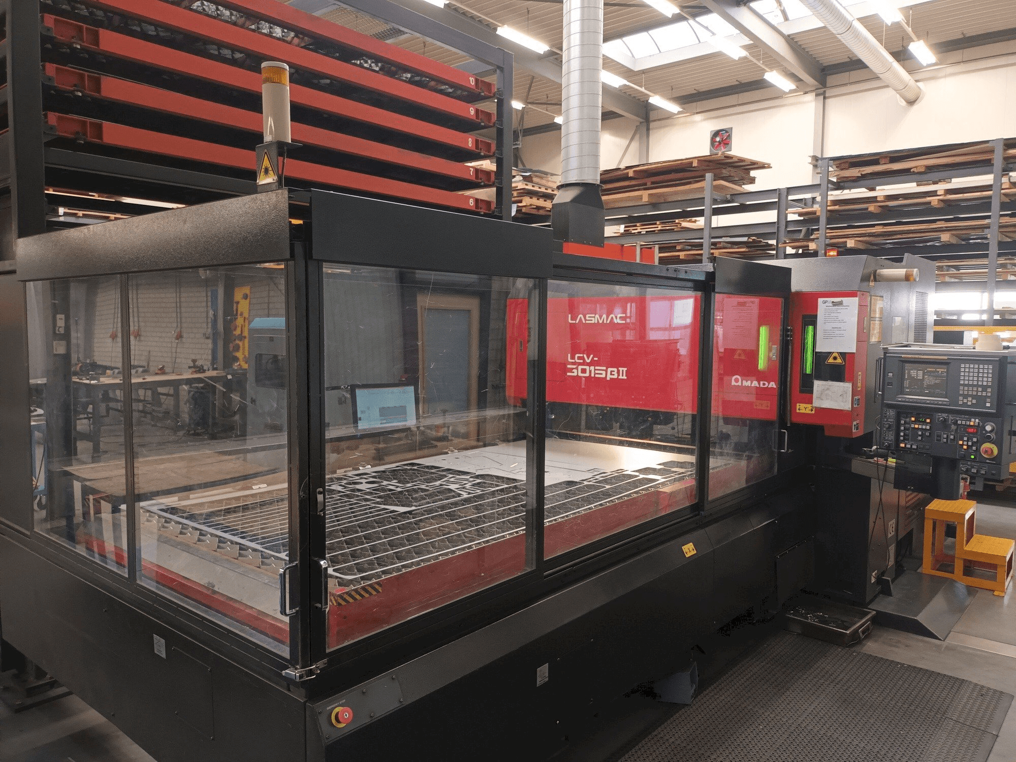 Makine AMADA LCV3015B2 - Önden görünüm
