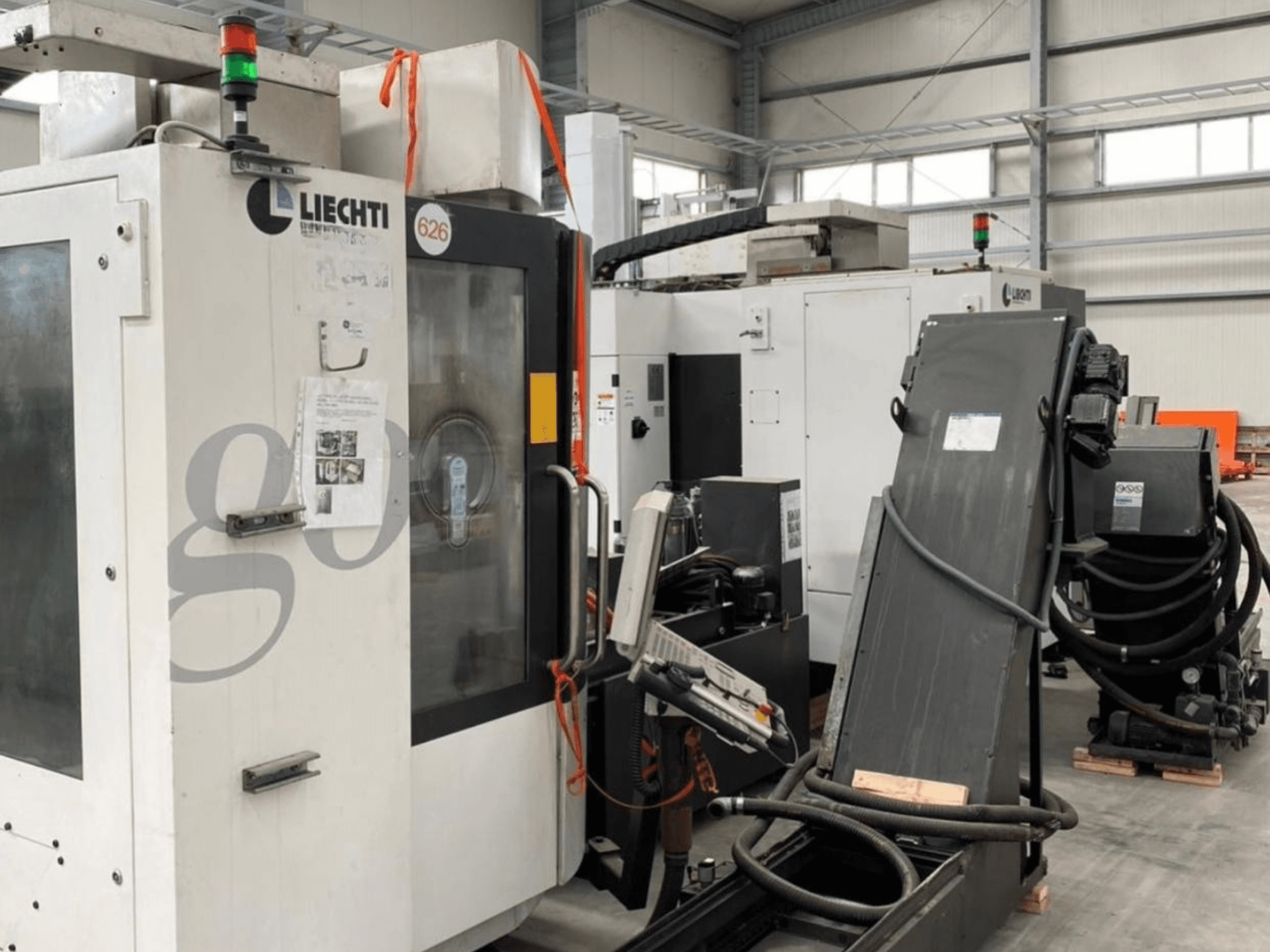 Liechti go-Mill 350 dikey işleme merkezi, önden görünüm, kontrol paneli ve açılı parça tutucu özellikleri.