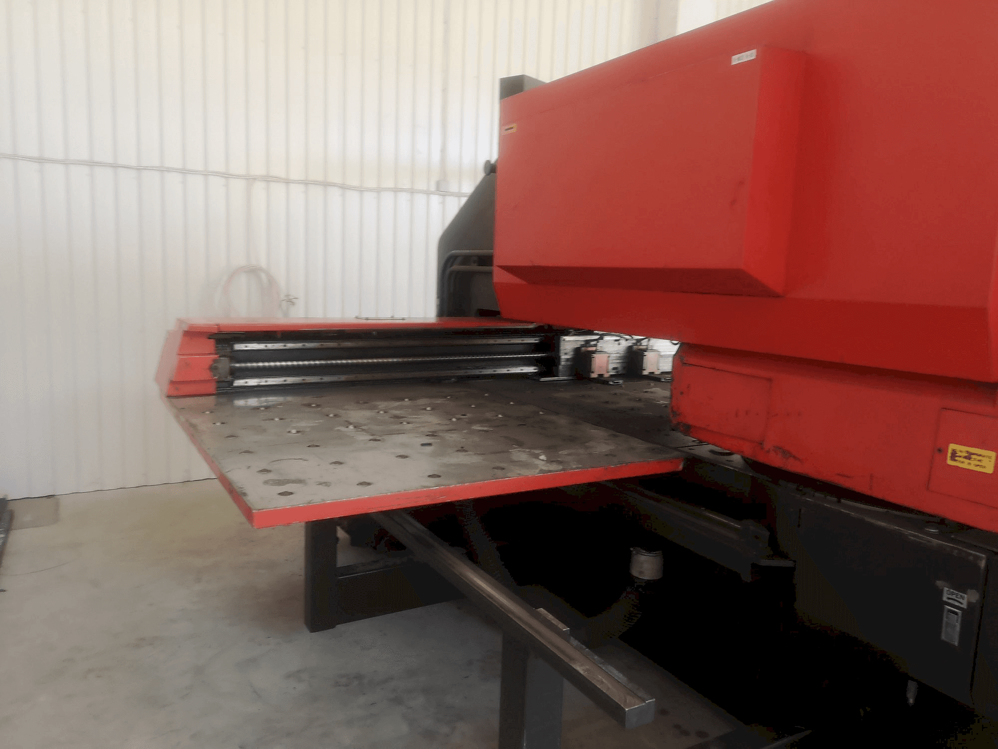 Makine AMADA - Önden görünüm