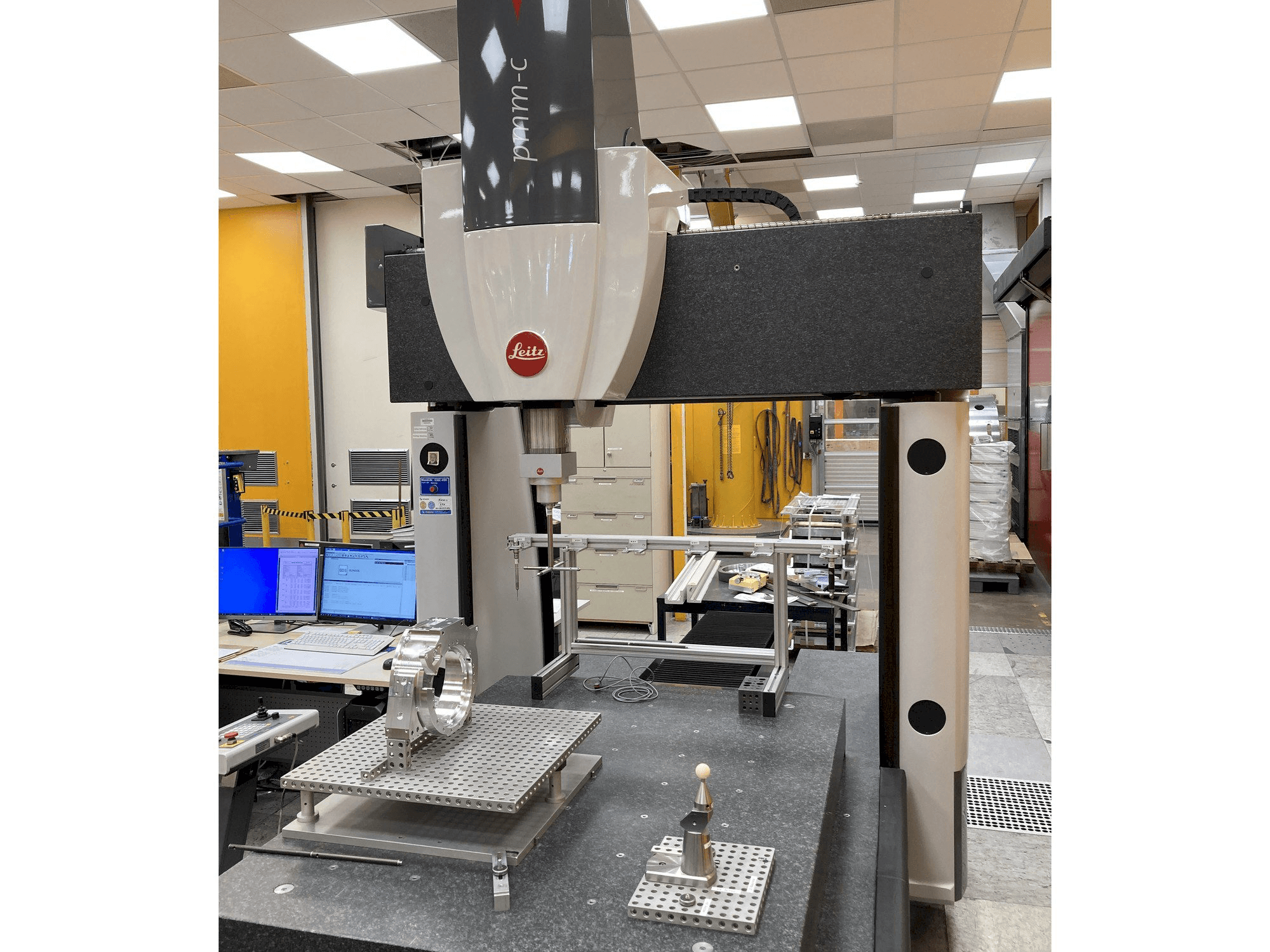 Makine Hexagon Leitz PMM-C - Önden görünüm