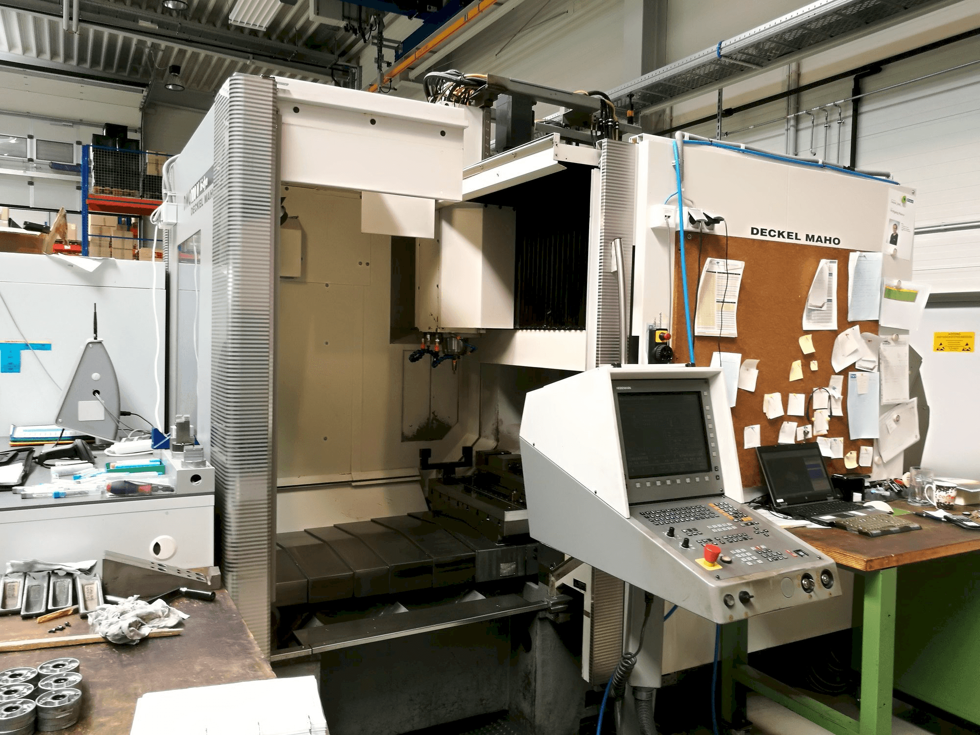 Makine DECKEL MAHO DMC 100 V Hi-Dyn - Önden görünüm