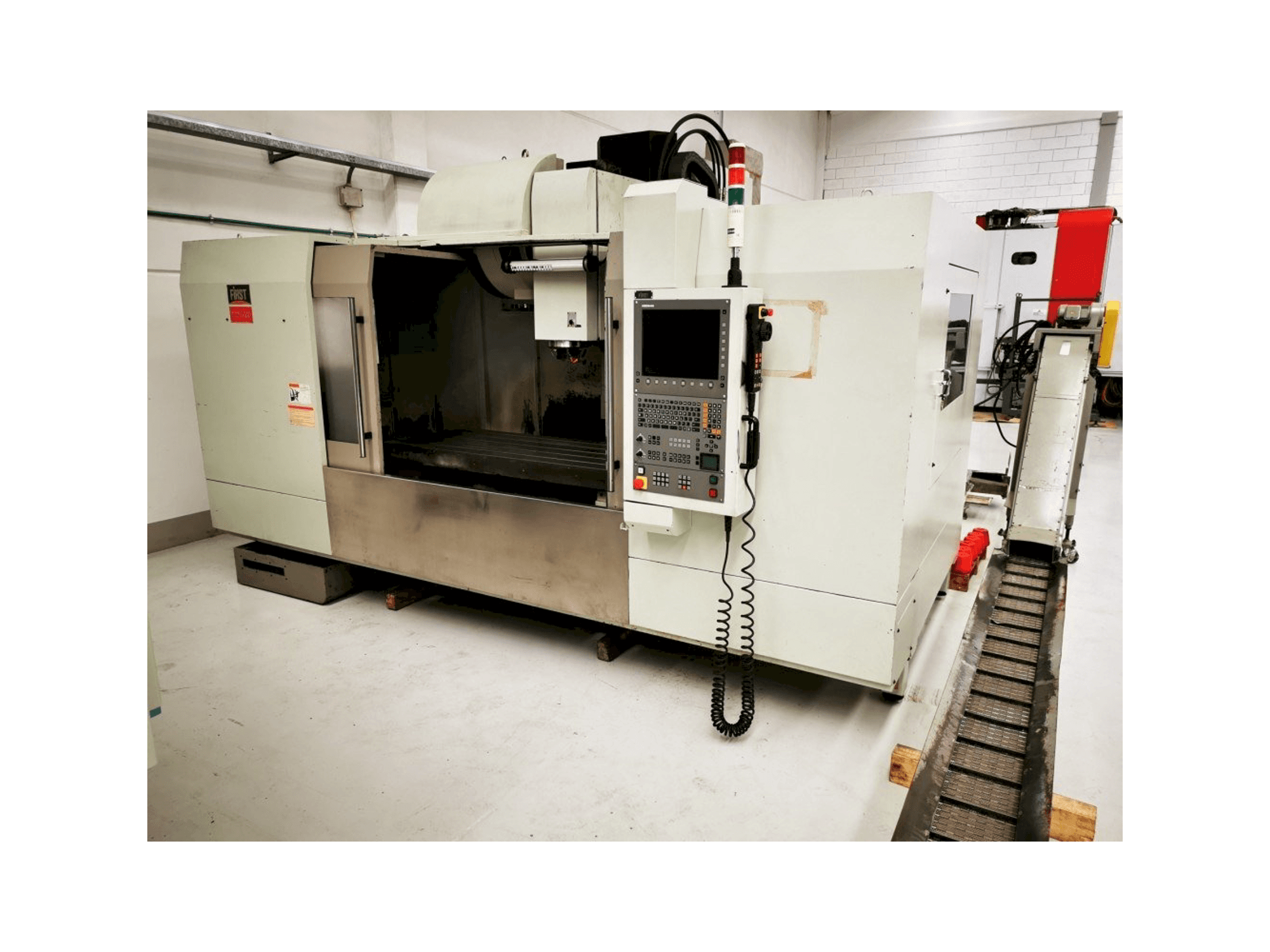 Makine FIRST MCV 1500 - Önden görünüm