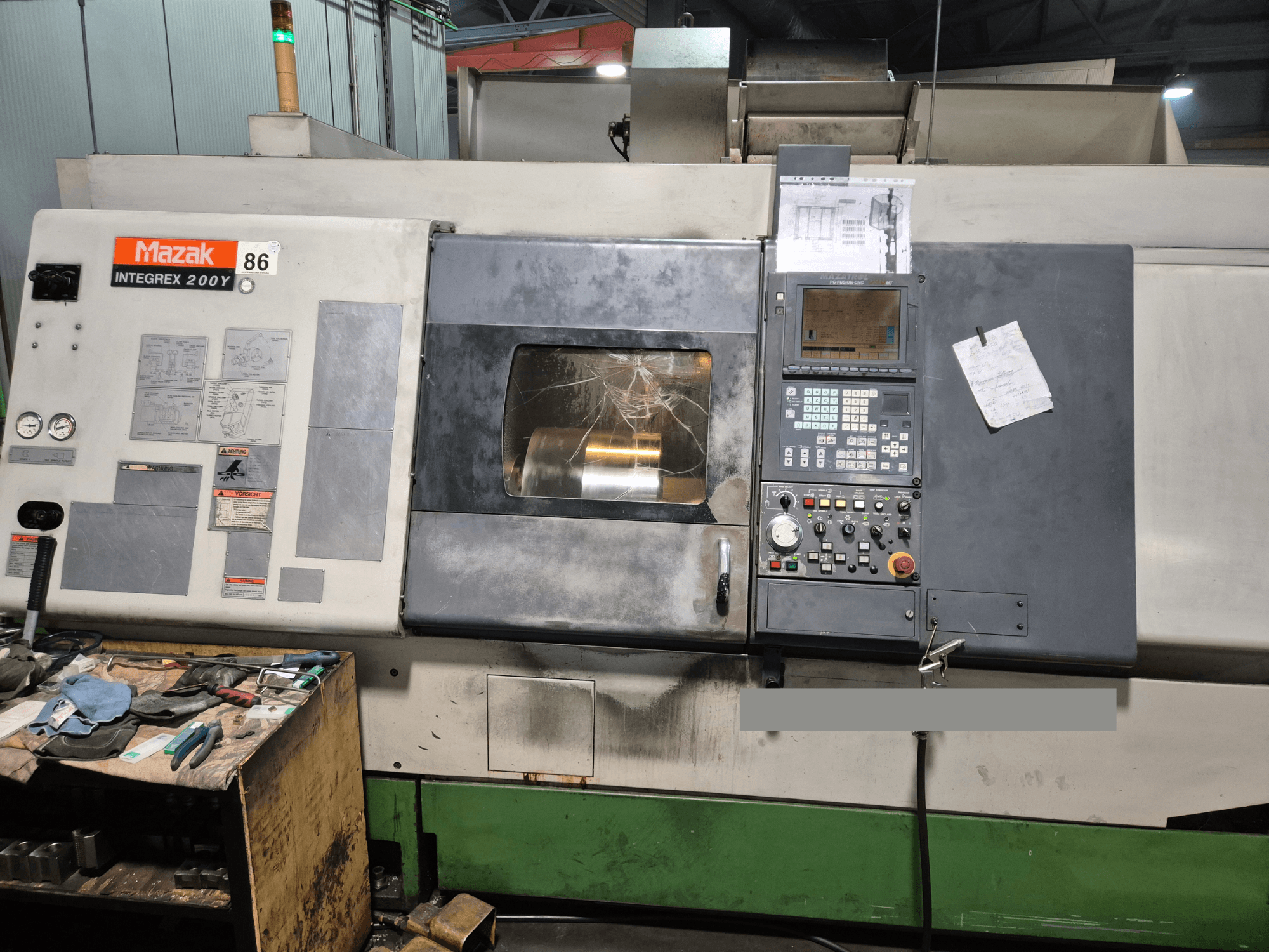 Mazak Integrex 200Y torna makinesi, önden görünüm, kontrol paneli ve tezgah üzerindeki takımlar. Görünür göstergeler ve ekran.