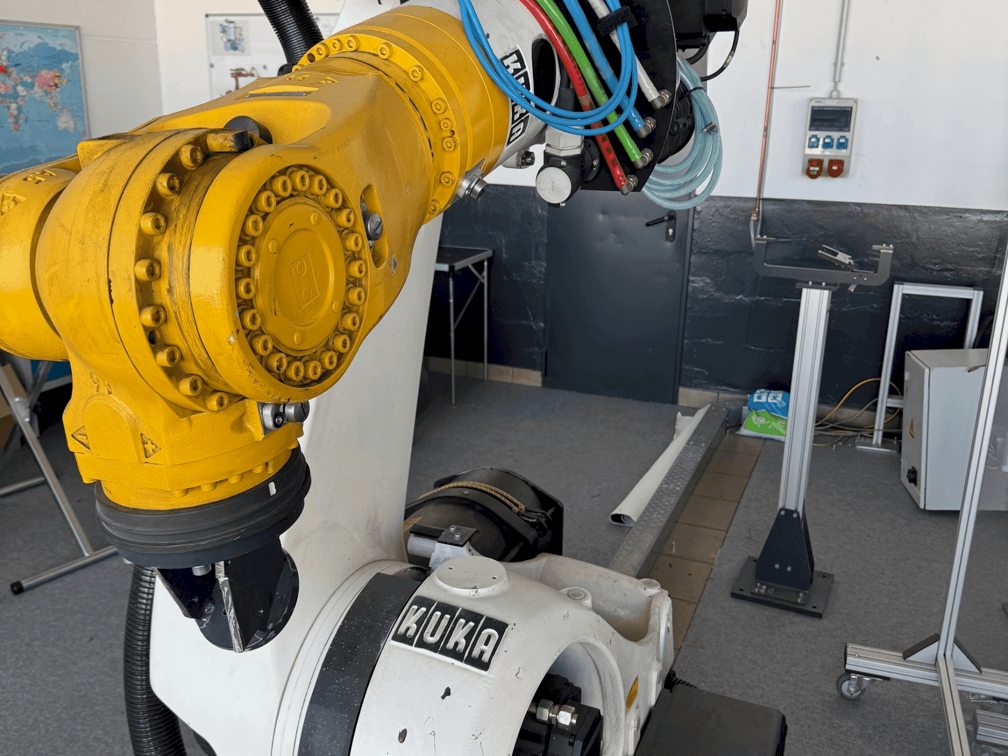 Makine KUKA KR210 2000-2 - Önden görünüm