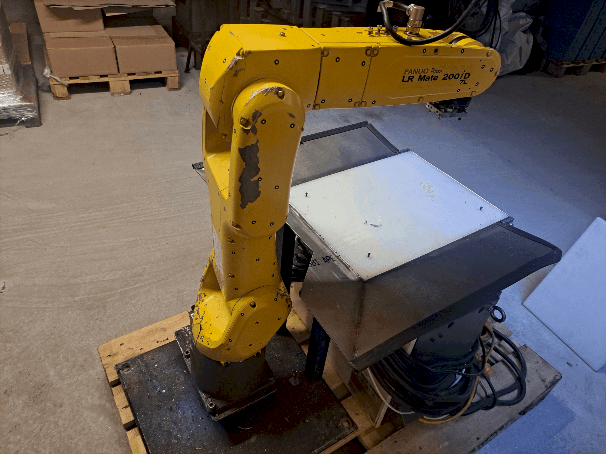 Makine FANUC LR Mate 200iD/7L - Önden görünüm