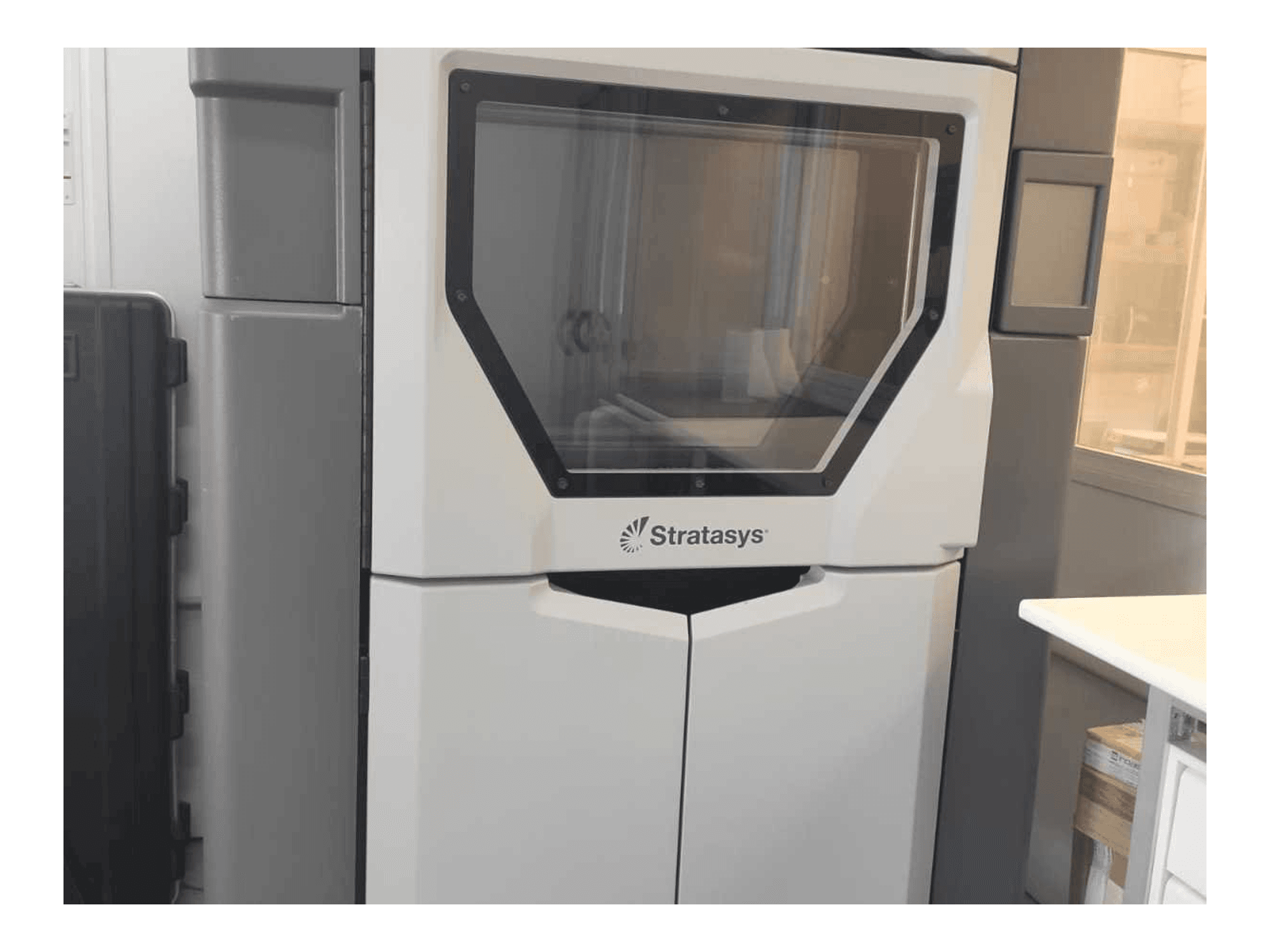 Makine Stratasys Fortus 450MC - Önden görünüm