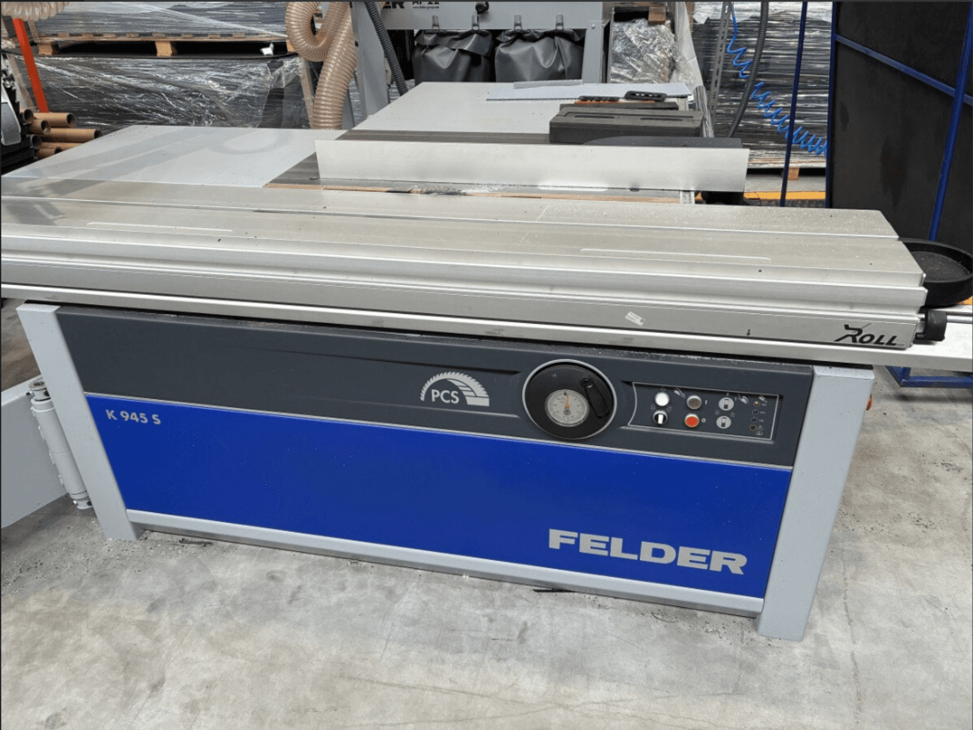 FELDER K 945 S panel testere; atölye zemininde duran makinenin kontrol paneli, çalışma masası ve güvenlik özelliklerini gösteren önden görünüm.