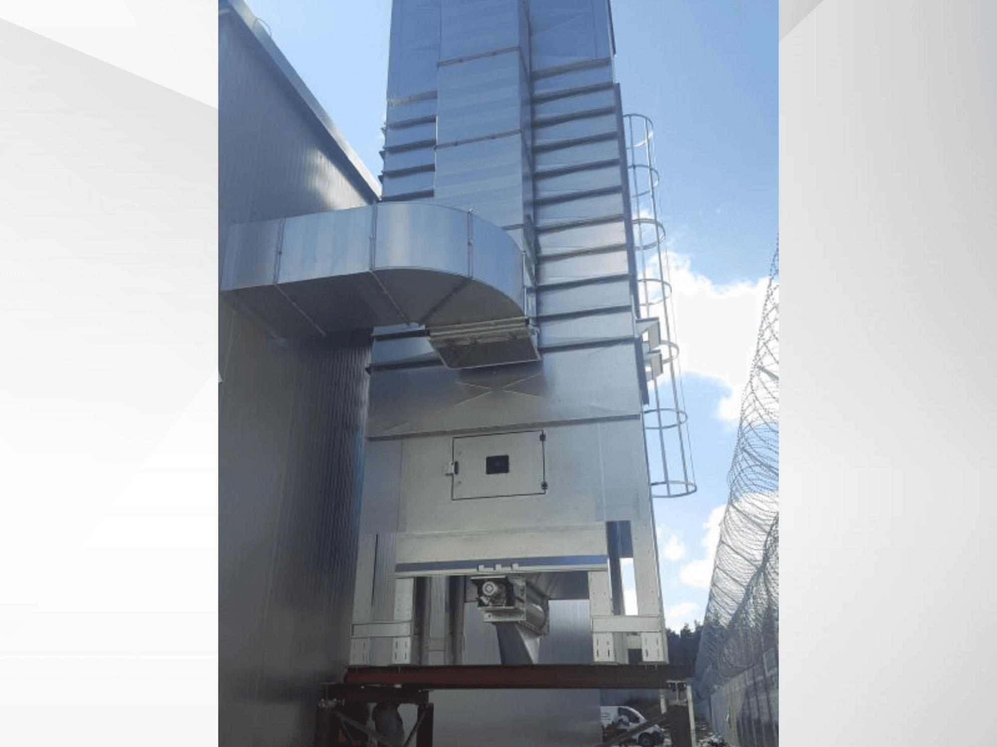 NAWARA RUBIN 2030 ahşap makinesi, mavi gökyüzüne karşı metalik yapıyı ve kanalları gösteren yandan görünüm.