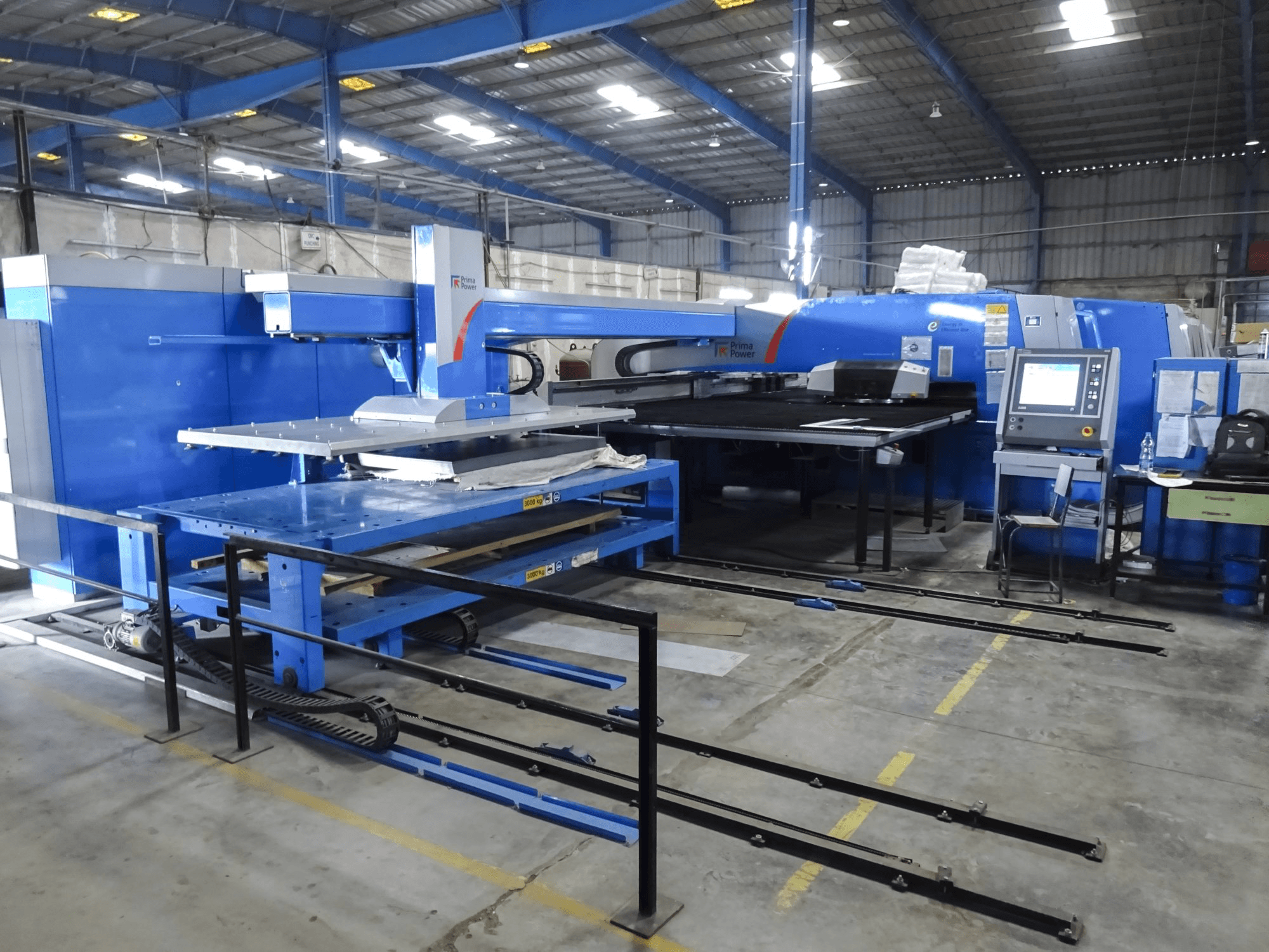 Makine Prima Power - Sağdan görünüm Shear Genius e6