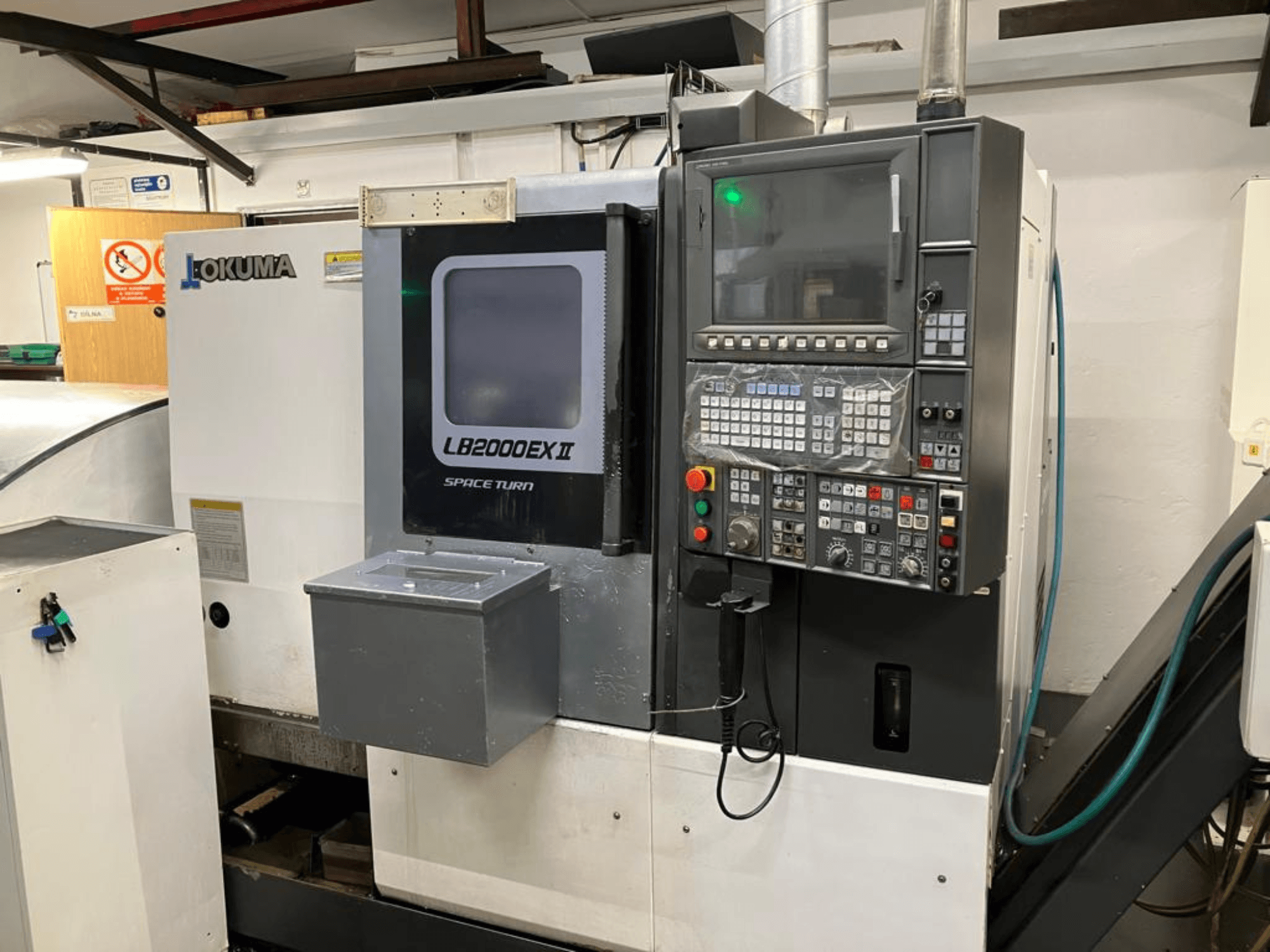 Okuma LB2000EXII MC yatay torna makinesi, kontrol paneli ve çalışma özelliklerini gösteren önden görünüm.