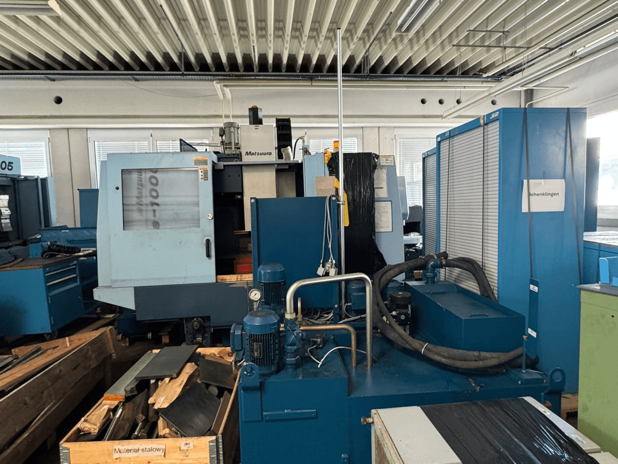 Matsuura Vplus 1000/40 dikey işleme merkezinin önden görünümü; bu görüntüde kontrol panelleri, motorlar ve çevresindeki atölye ortamı gösterilmektedir.