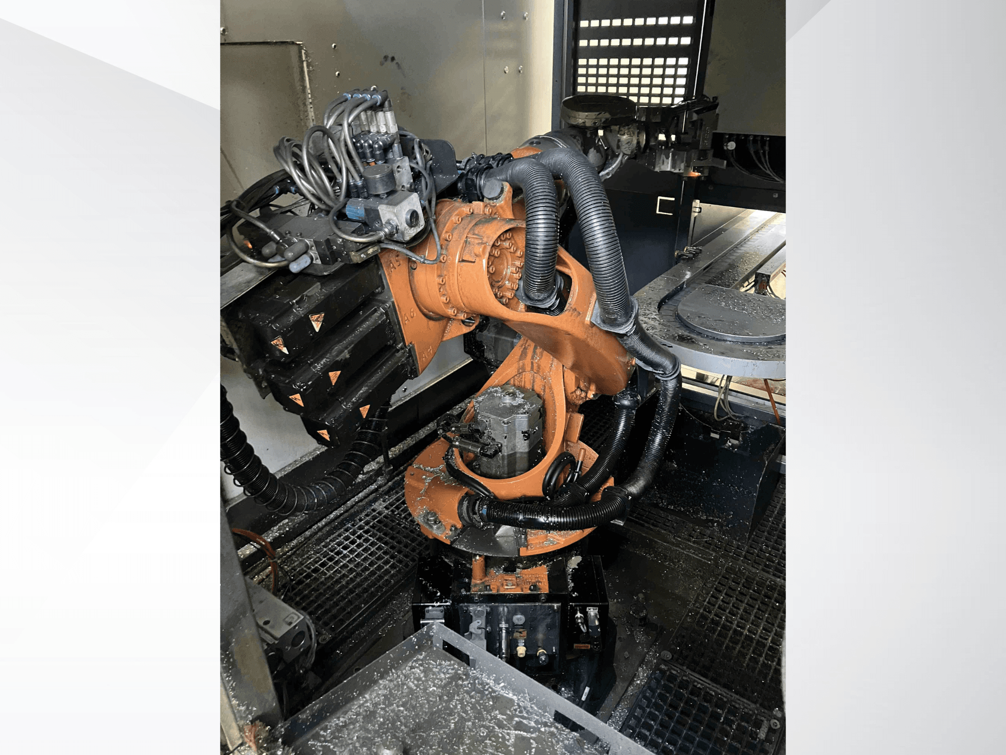 KUKA KR 16 robot kolu üst açıdan bakıldığında mekanik bileşenleri ve kablolamayı bir atölye ortamında sergiliyor.