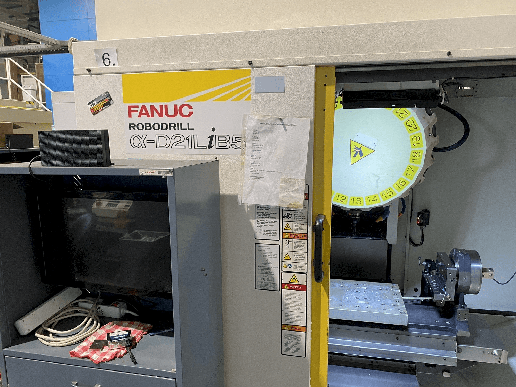 Makine FANUC Robodrill Alpha D21LiA5 - Önden görünüm