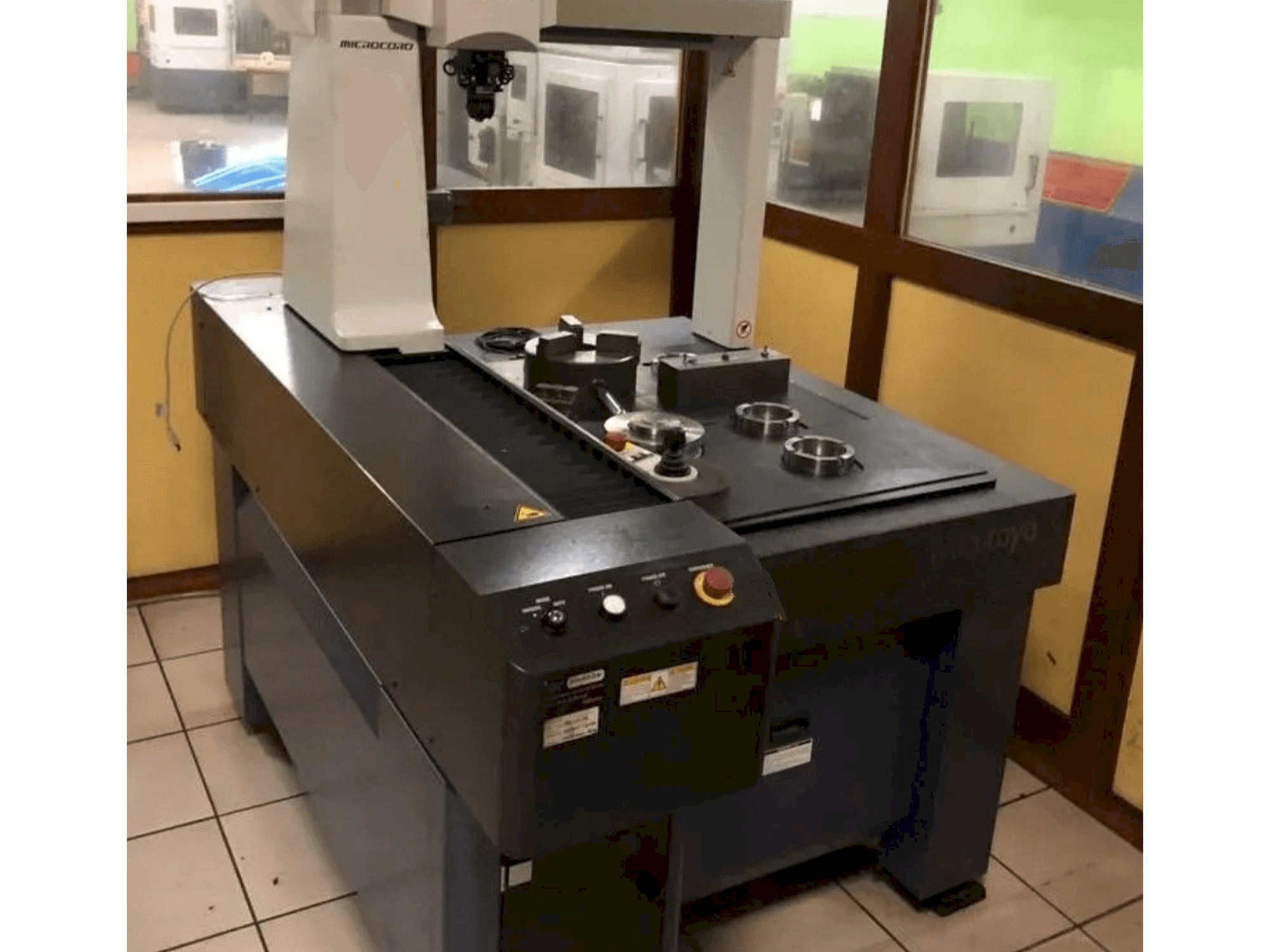 Makine Mitutoyo CRYSTA-APEX S574 - Önden görünüm
