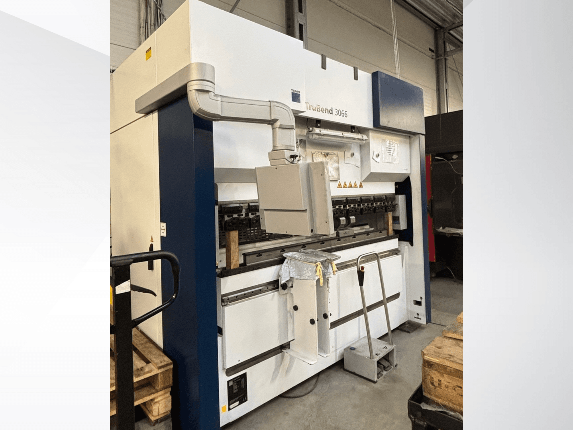 Trubend 3066 bükme makinesi, önden görünüm, atölye ortamında kontrolleri, metal çerçeveyi ve güvenlik özelliklerini gösterir.