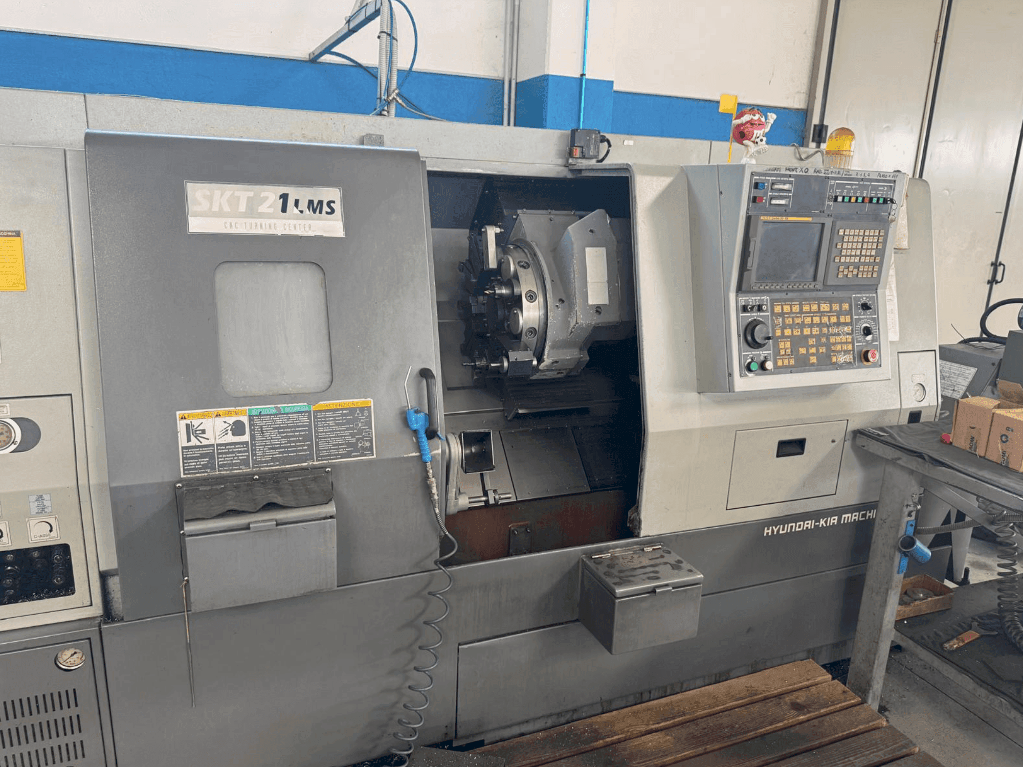 Makine HYUNDAI KIA SKT 21 LMS - Önden görünüm