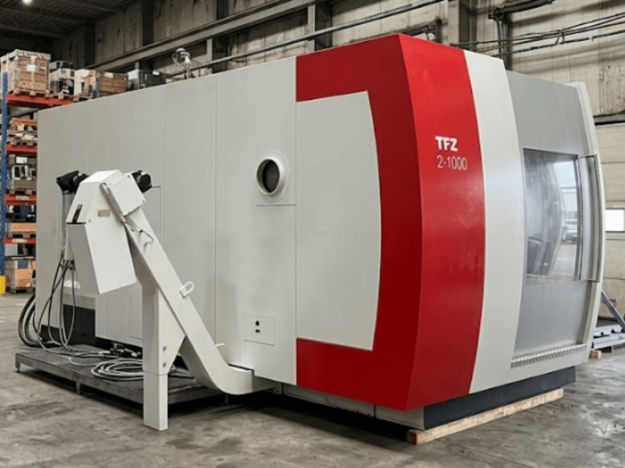 SAMAG TFZ 2L-1000 Evrensel İşleme Merkezi; kırmızı ve gri renkli tasarımı ile robot kolu ekini gösteren yandan görünüm.