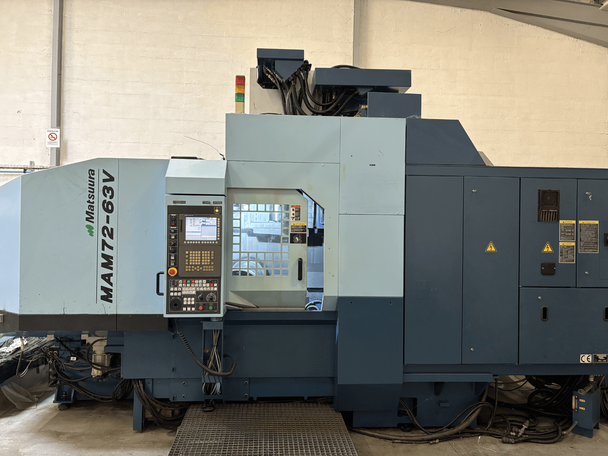 Matsuura MAM 72-63 V dikey işleme merkezi, kontrol paneli ve güvenlik özelliklerini gösteren önden görünüm.